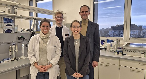 Von links: Dr. Lisa Walter; Dr. Jan Marco Kern, interimistischer Leiter klinische Mikrobiologie; Sonja Frenkenberger, BA, Eye Tracking Expertin FH; Projektleitung FH Prof. Dr. Christoph Eisl