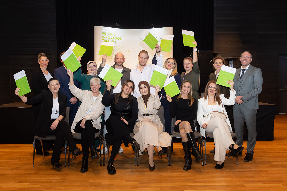  Zeugnisverleihung an der Gesundheits- und Krankenpflegeschule der Salzburger Landeskliniken.