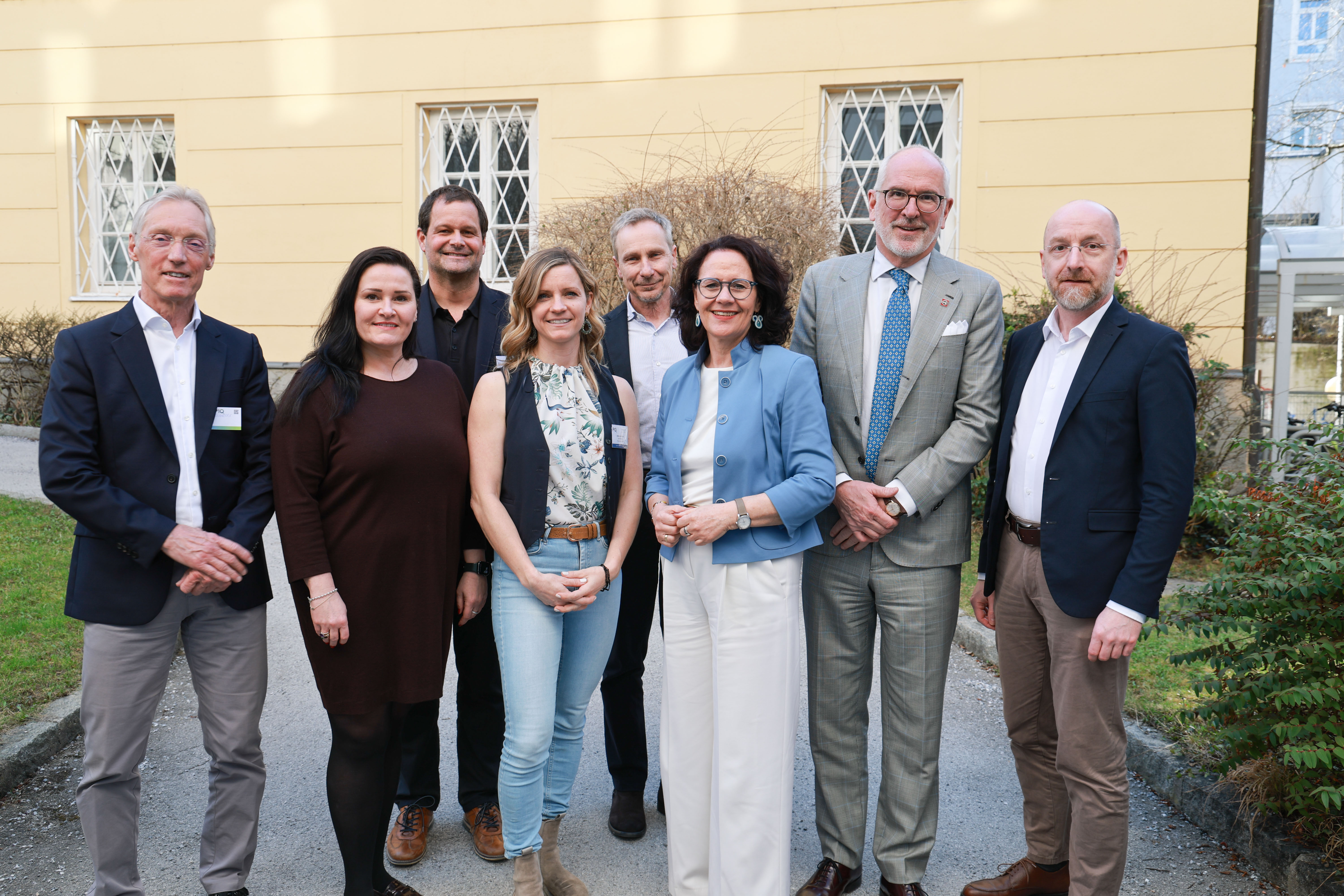 v. l.: Univ.-Prof. Dr. Bernhard Paulweber; Dr. Silvia Lechner, MBA, Geschäftsführung SALK; Univ.-Prof. Dr. Elmar Aigner; Andrea Bito, BSc MSc; Univ.-Prof. Dr. Bernhard Iglseder; Mag. Daniela Gutschi, Landesrätin für Gesundheit, Wissenschaft und Forschung, Bildung und Frauen; Univ.-Prof. Mag. Dr. Eugen Trinka; Dr. Thomas Gamsjäger, MSc, Geschäftsführung SALK 