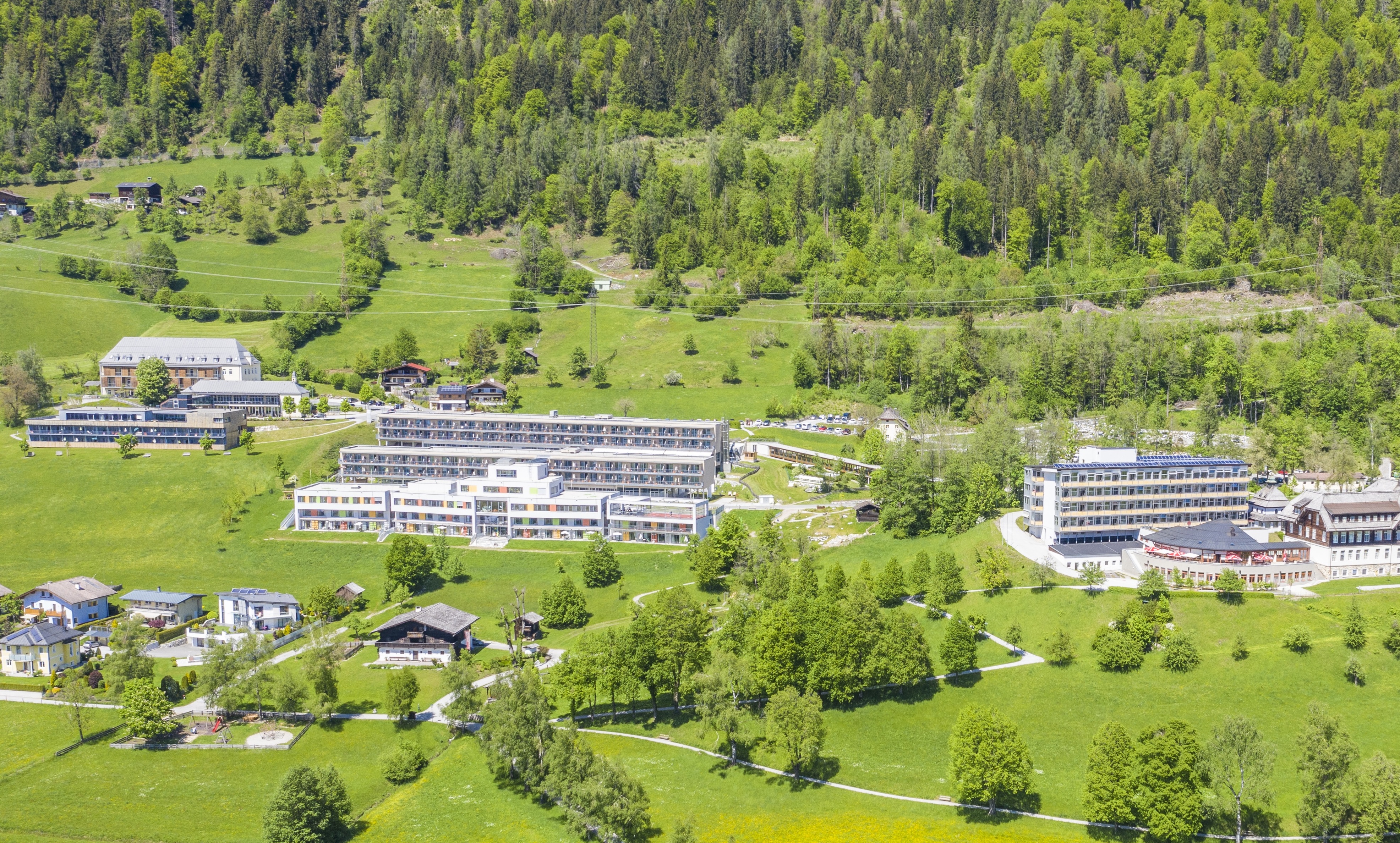 Die Kinder-Reha Leuwaldhof und die Onkologischen Reha in St. Veit bleiben erhalten und werden hinkünftig von den bewährten Partnern Salzburger Landeskliniken und Humanocare geführt. 
Im Bild rechts die Landesklinik St. Veit, in der Mitte vorne die Leuwaldhof Kinder Jugend Reha und dahinter die Onkologie-Reha, links die Rehaklinik Sonnberg.