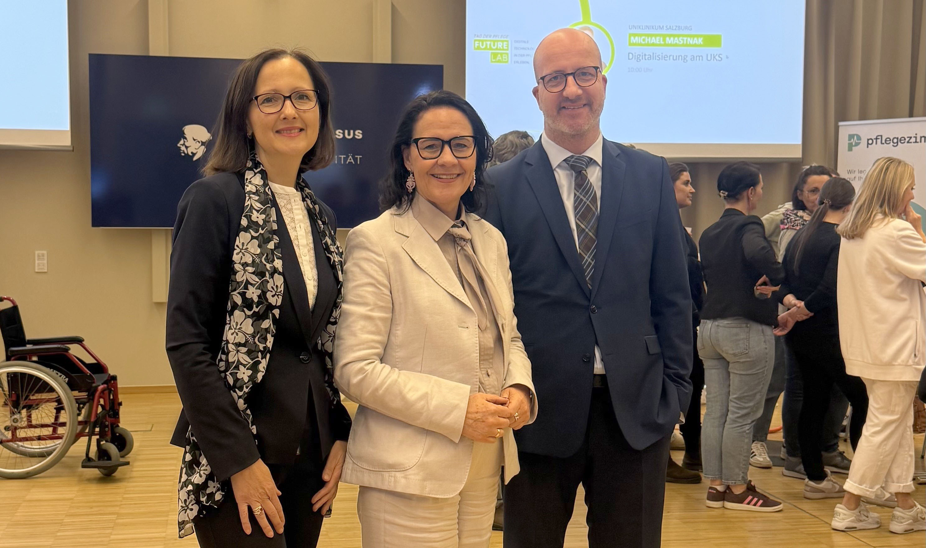 V. l. beim Future Lab: Dr. Franziska Moser, Pflegedirektorin Universitätsklinikum Salzburg; Mag. Daniela Gutschi,  Landesrätin für Gesundheit, Wissenschaft und Forschung, Bildung und Frauen; DWiInf(FH) Paul Kühnel, Leiter der Medizin- und Informationstechnologie Universitätsklinikum Salzburg
