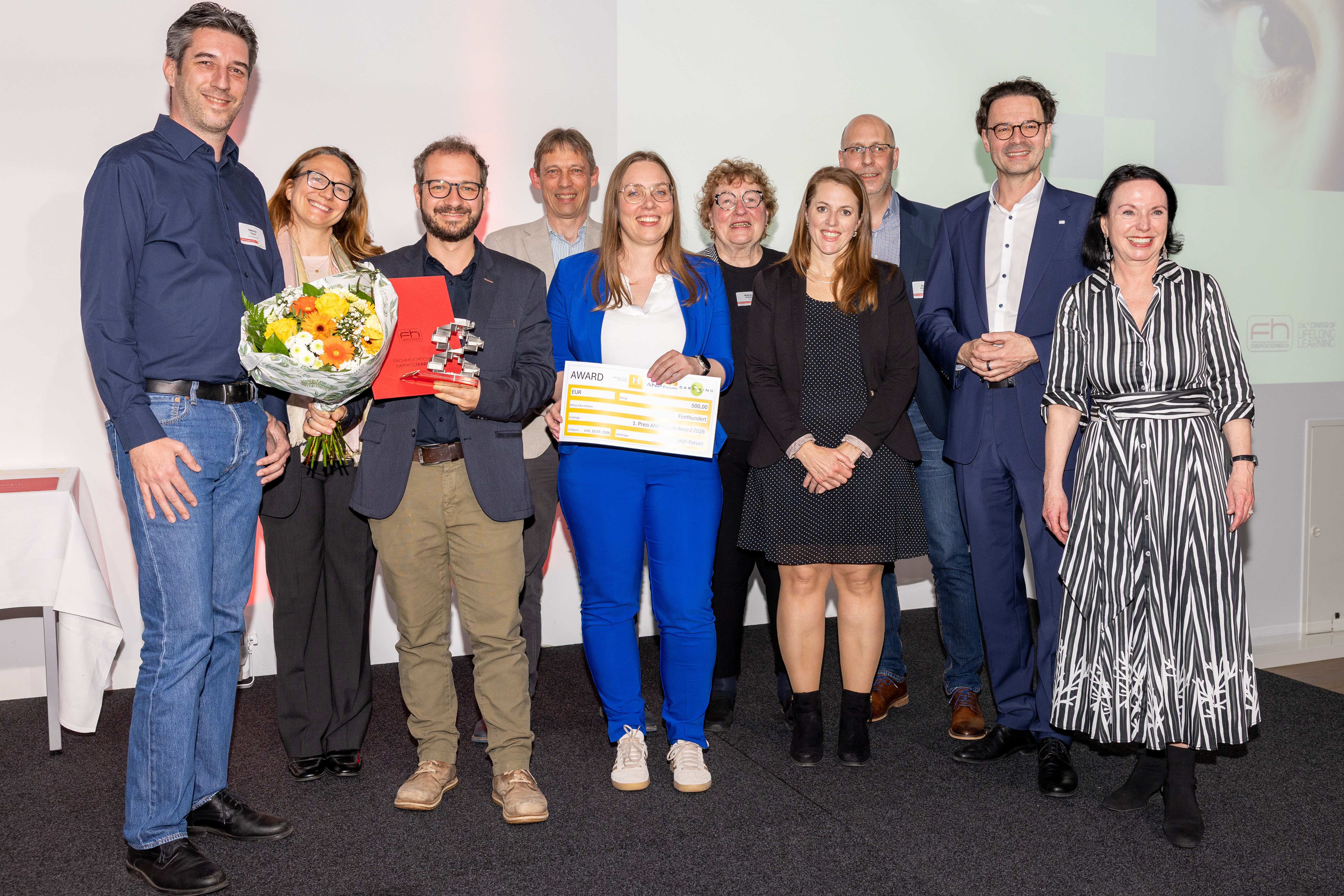 Im Bild v. li. (ohne Titel): Helmut Täubl (Tirol Kliniken), Natalie Lottesberger (Care-Ring Austria), Dominik Beer (1. Preis, Uniklinikum Salzburg), Stefan Tautz (Hilfswerk Salzburg), Stephanie Söllinger (Uniklinikum Salzburg), Madrean Schober (International Council of Nurses, USA), Magdalena Bruckbauer (Uniklinikum Salzburg), Roland Eßl-Maurer (Uniklinikum Salzburg), Michael Rabl (FH Oberösterreich), Silvia Neumann-Ponesch (FH OÖ),