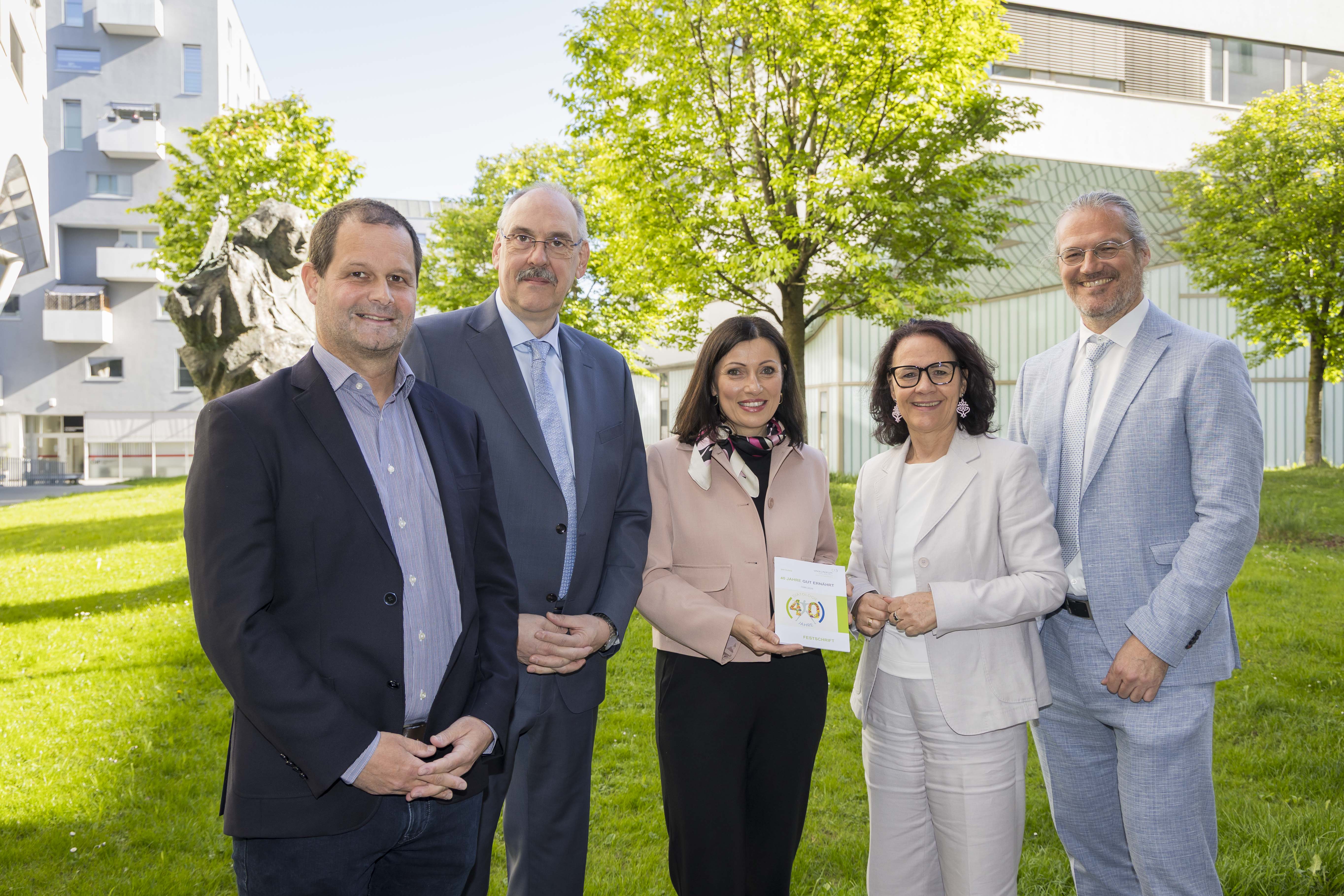 Univ.-Prof. Dr. Elmar Aigner (Vorstand Uniklinik für Innere Medizin I), Prof. Andre Ewers (Pflegeexperte), Monika Bröder (Leiterin Diätologie Uniklinikum Salzburg), Gesundheitslandesrätin Daniela Gutschi und Univ.-Prof. Dr. Alexander Egle (Vorstand Innere Medizin III) (v.li.).