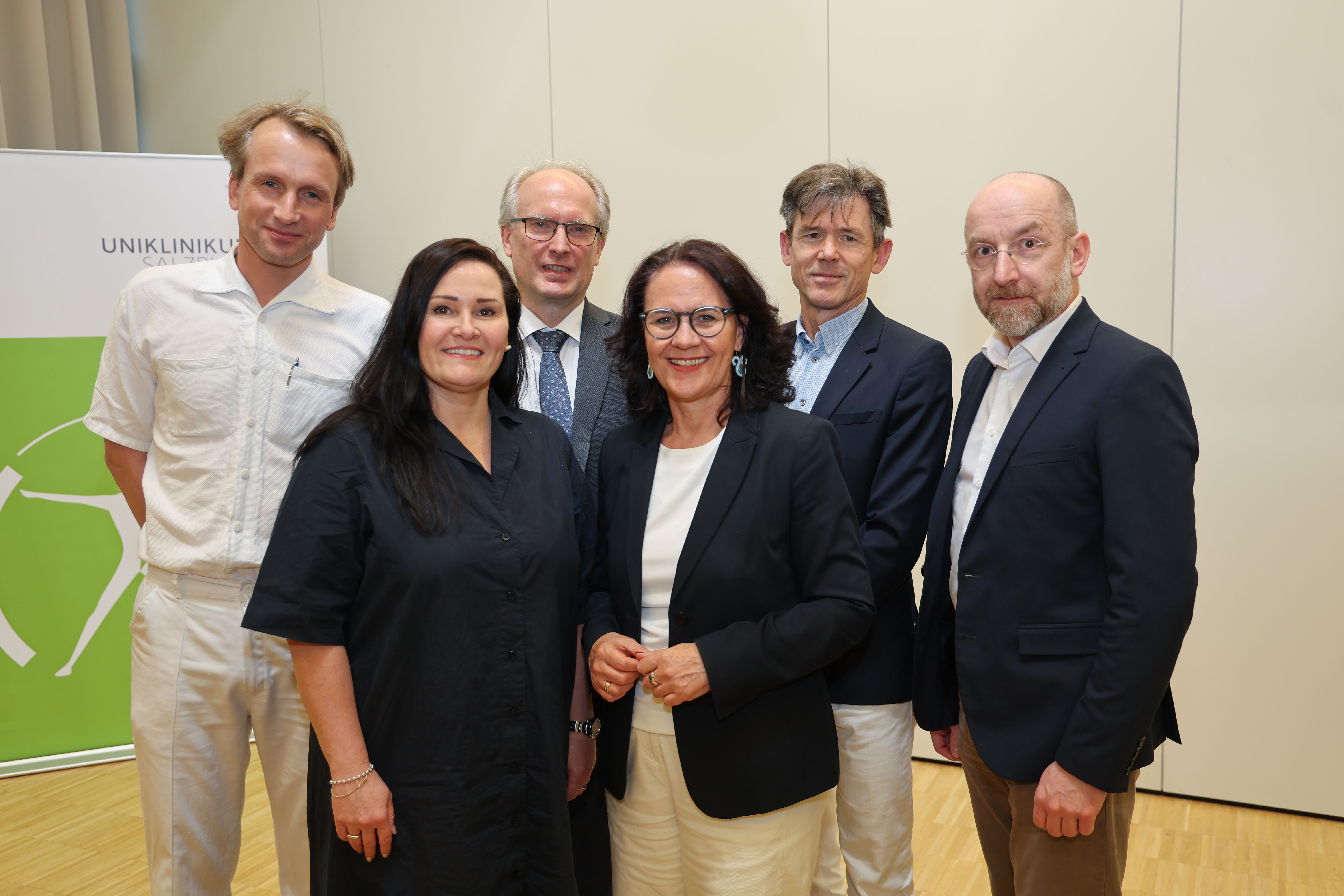 Von links: ao. Prof. Martin Laimer, SALK-Geschäftsführerin Dr. Silvia Lechner, Prof. Roman Metzger, Landesrätin Mag. Daniela Gutschi, Ärztlicher Direktor Prof. Christian Pirich und SALK-Geschäftsführer Dr. Thomas Gamsjäger.