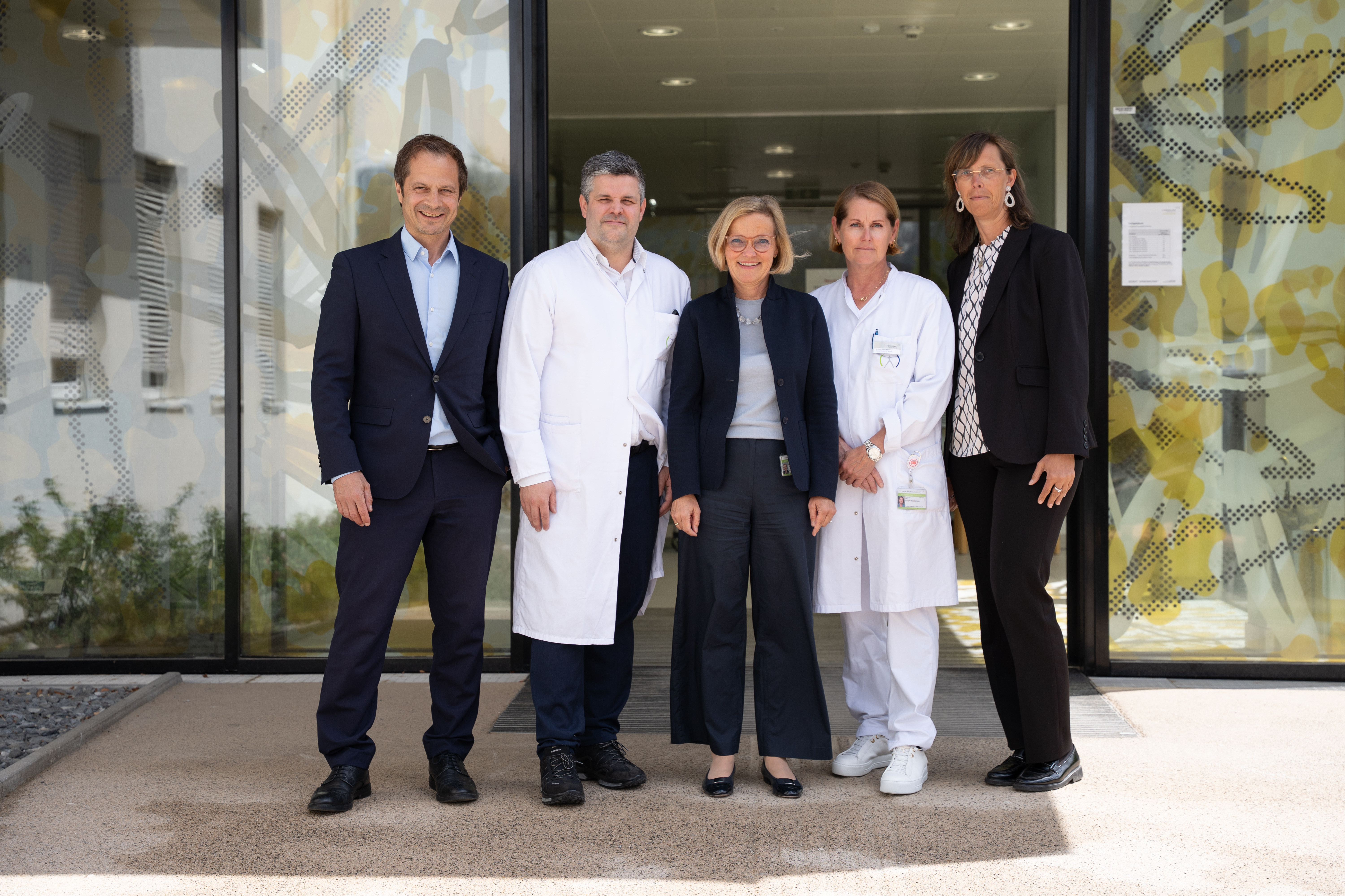 Freude über die Kooperation der Chirurgie am Universitätsklinikum Salzburg und der Landesklinik Tamsweg: Univ.-Prof. Dr. Klaus Emmanuel (Vorstand Uniklinik für Chirurgie), Priv.-Doz. Dr. Michael Weitzendorfer (Standortleitung Abteilung für Chirurgie Landesklinik Tamsweg), Mag. Andrea Schindler -Perner (Wirtschaftsdirektorin Landesklinik Tamsweg), Dr. Silvia Reich-Weinberger (Ärztliche Direktorin Landesklinik Tamsweg und Hallein) und Martina Moser, MSc (Pflegedirektorin Landesklinik Tamsweg) (v.li.). 