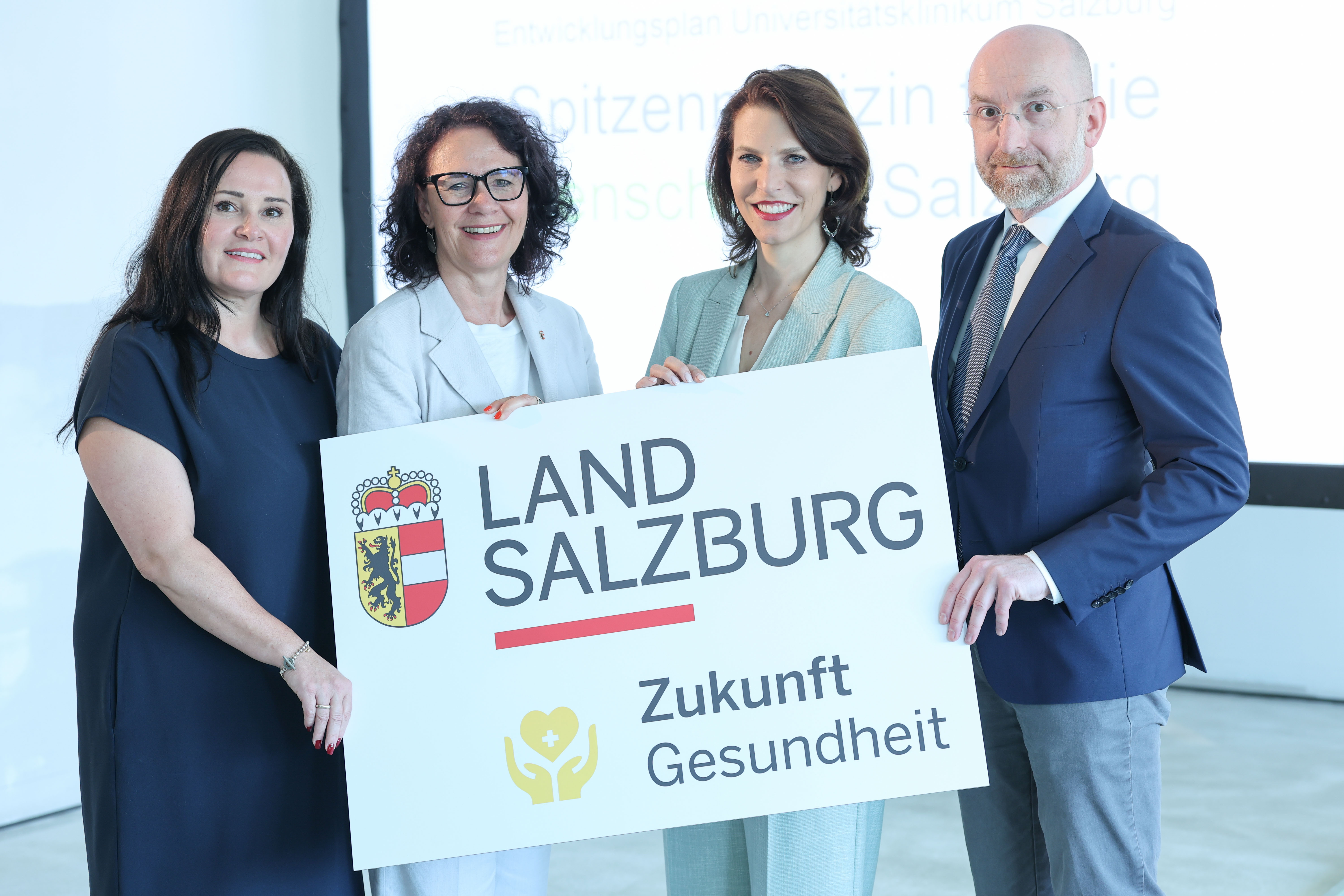 Für die Standorte LKH und CDK wurde ein umfassender Entwicklungsplan erarbeitet. Landeshauptfrau Karoline Edtstadler, Landesrätin Daniela Gutschi und die SALK-Geschäftsführung gaben Einblicke in die baulichen Planungen der nächsten Jahre. Im Bild v.l.: Silvia Lechner (Geschäftsführerin der Salzburger Landeskliniken), Landesrätin Daniela Gutschi, Landeshauptfrau Karoline Edtstadler und Thomas Gamsjäger (Geschäftsführer der Salzburger Landeskliniken). 8.6.2026
