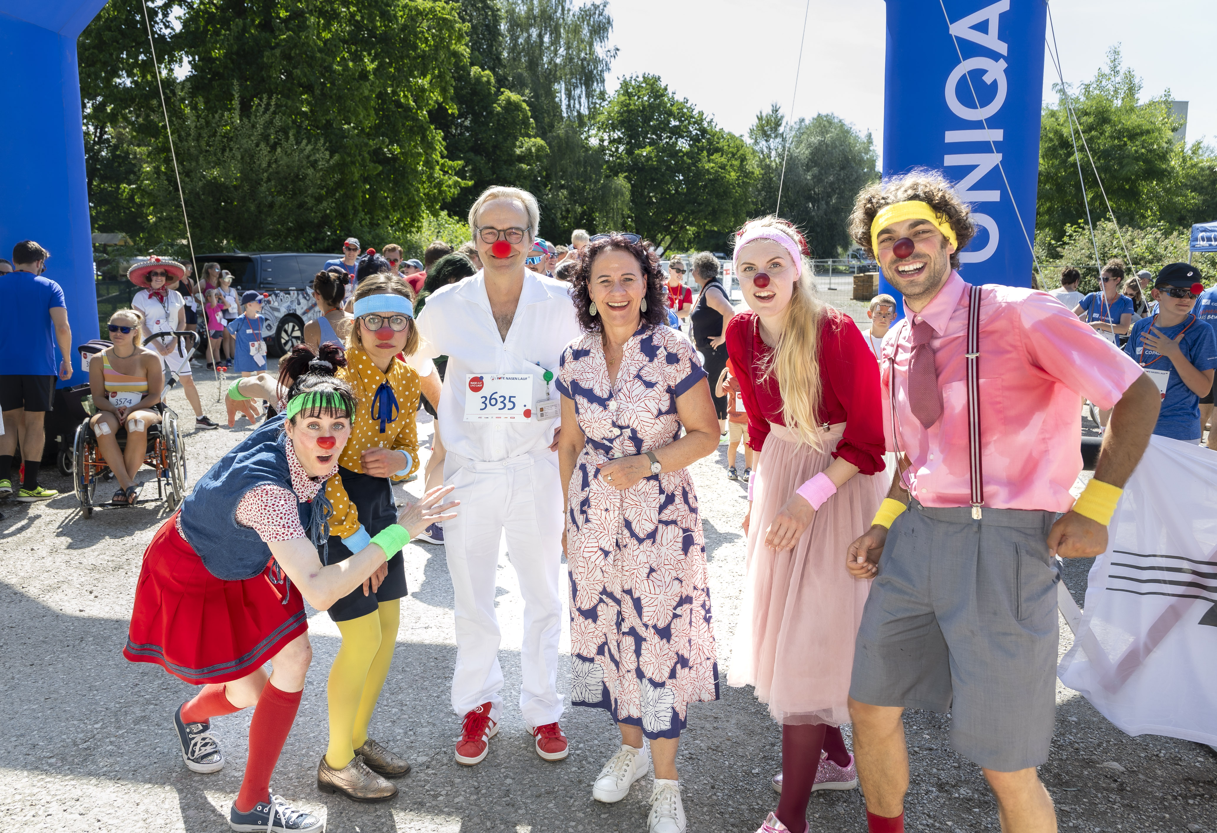 Priv.-Doz. Dr. Johannes Koch (leitender OA reKIZ) und Gesundheitslandesrätin Daniela Gutschi feuerten gemeinsam mit den Rote Nasen Clowns die kleinen und großen Läuferinnen und Läufer an.