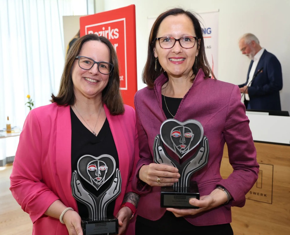 ANP Nina Tonner; BA MSc, und Pflegedirektorin Dr. Franziska Moser, BA MA, bei der Preisverleihung.