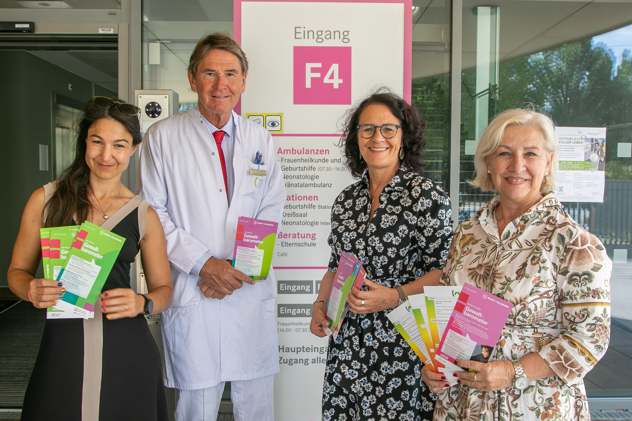 v.l.: Isabel Bojanovsky, Gewaltschutzkoordinatorin Stadt Salzburg; Thorsten Fischer, Vorstand der Universitätsklinik für Frauenheilkunde und Geburtshilfe; Daniela Gutschi, Gesundheitslandesrätin; Andrea Brandner, Sozialstadträtin