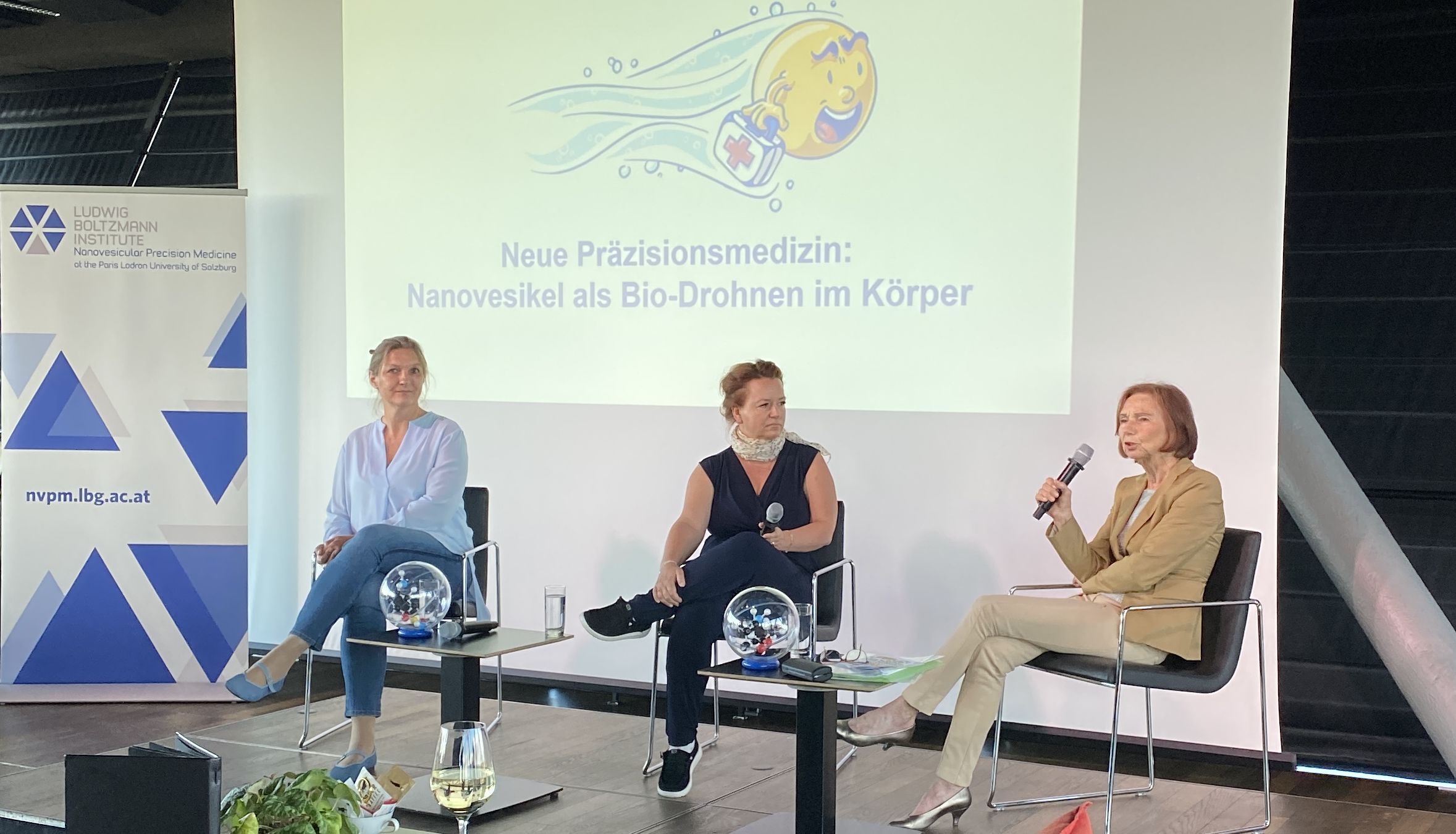 Informationsveranstaltung der Reihe „Panorama-Universität“ in der Panoramabar Salzburg: v. l.: Prim. Univ.-Prof. Dr. Eva Rohde, Leiterin des Universitätsinstitutes für Transfusionsmedizin und Univ.-Prof. Dr. Nicole Meisner-Kober, Institut für chemische Biologie der PLUS, Moderatorin Maria Mayer