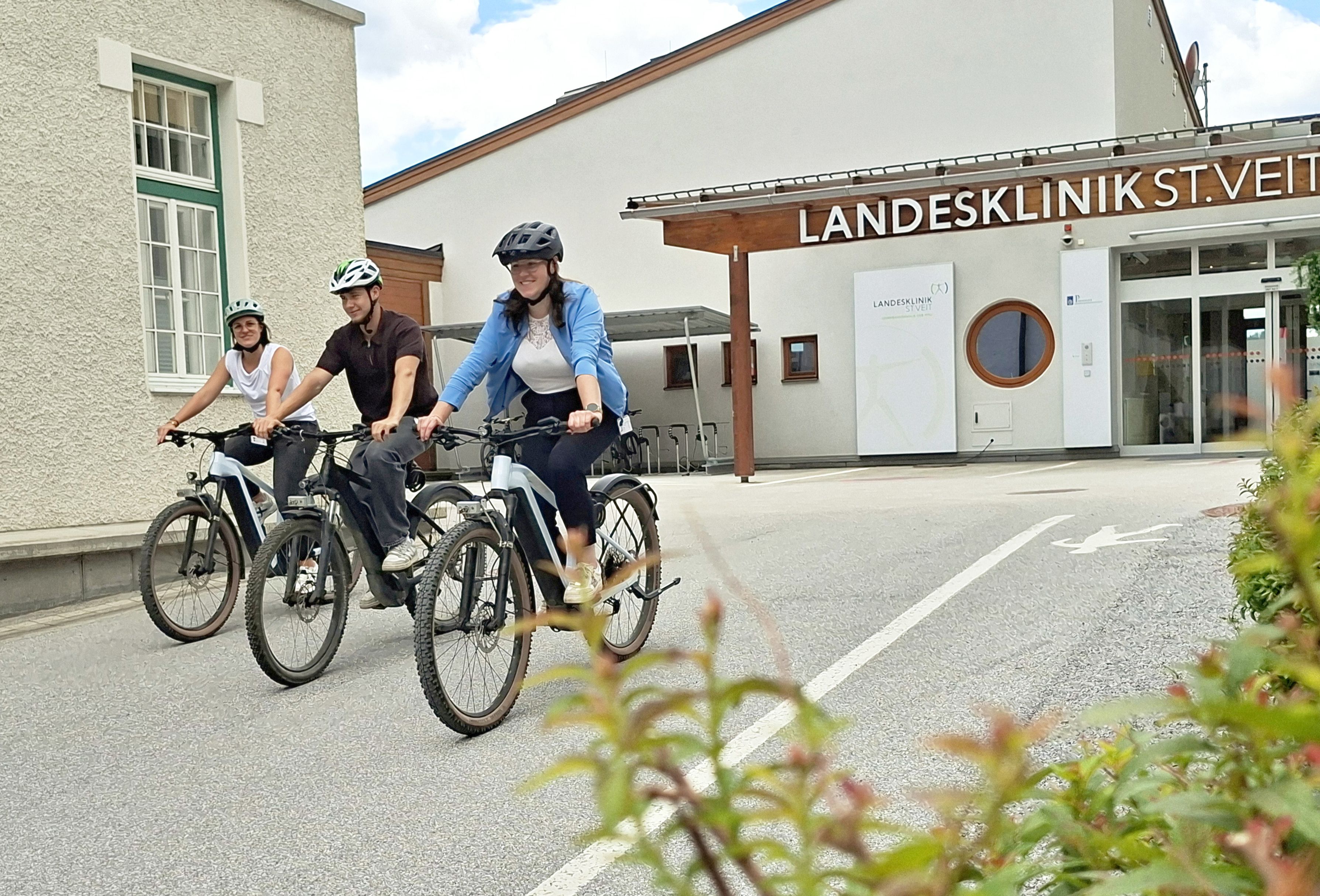 Aktuell stehen den Mitarbeiterinnen und Mitarbeiter der Landesklinik St. Veit 13 E-Bikes zur Verfügung. Diese können sowohl für den Weg zur Arbeit als auch für Dienstwege genutzt werden. 