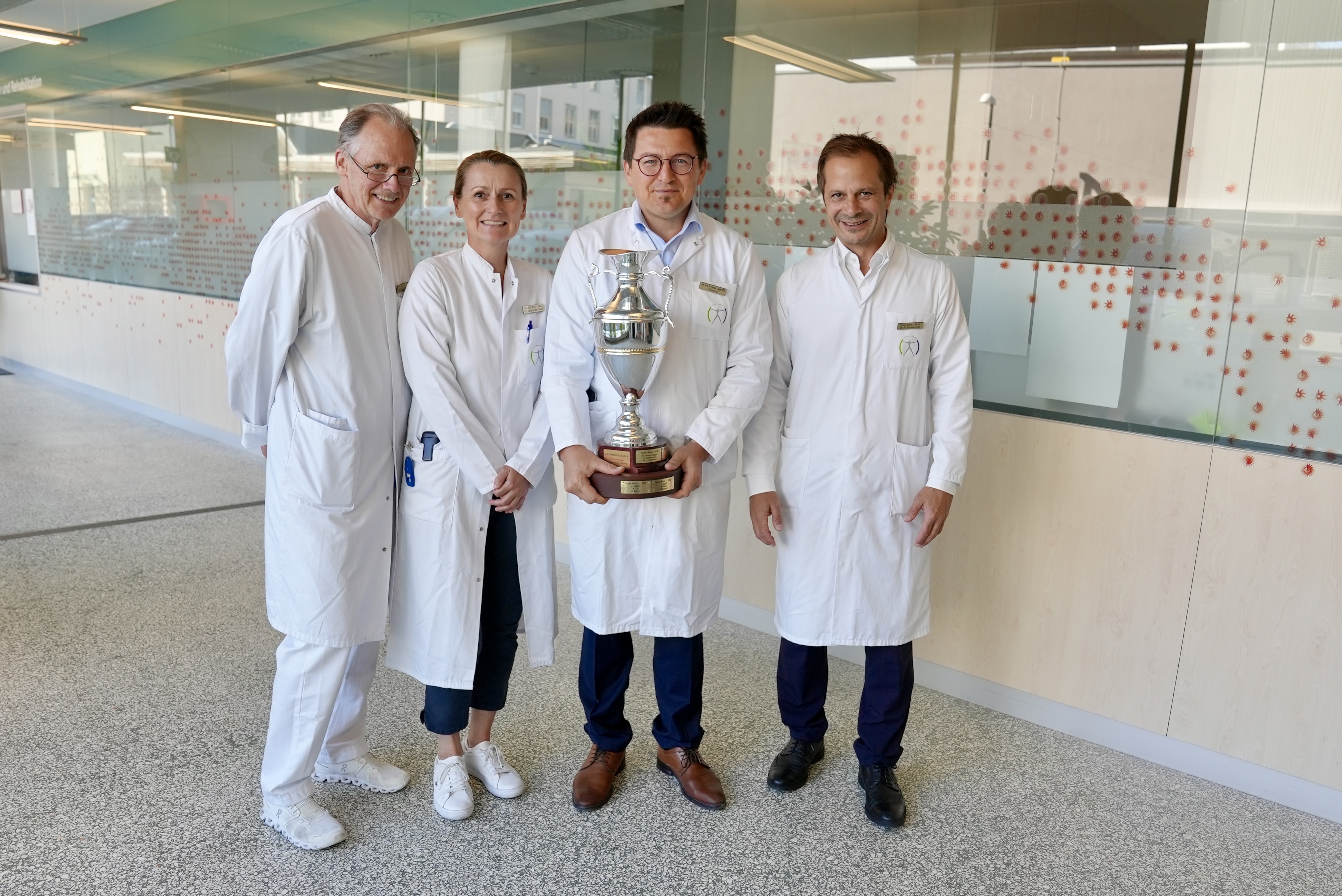 Vier Salzburger Erfolgsträger der „Champions League“ des Österreichischen Chirurgenkongresses (von links): Priv.-Doz. Dr. Jörg Hutter (2025), Priv.-Doz.in Dr.in Charlotte Rabl (2022), Univ.-Prof. Dr. Tarkan Jäger (2026) und Univ.-Prof. Dr. Klaus Emmanuel (2018)
