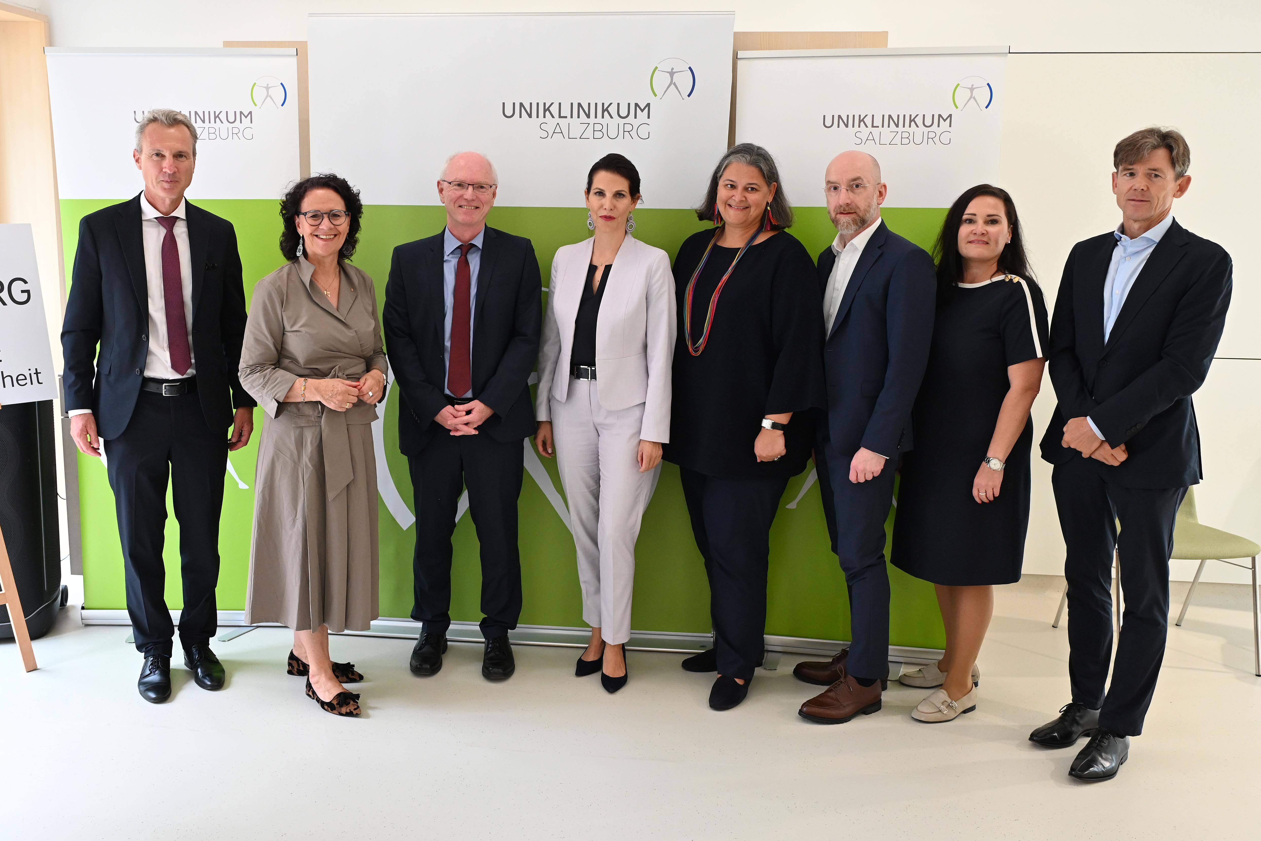 V. l.: Wirtschaftsdirektor Dr. Klaus Offner, Landesrätin Mag. Daniela Gutschi, Prim. Univ.-Prof. Dr. Wolfgang Aichhorn, Landeshauptfrau Mag. Karoline Edtstadler, Pflegedirektorin-Stv. Nina Leiber BScN MSc, Geschäftsführer SALK Dr. Thomas Gamsjäger und Dr. Silvia Lechner, Ärztl. Direktor Prim. Univ.-Prof. Dr. Christian Pirich