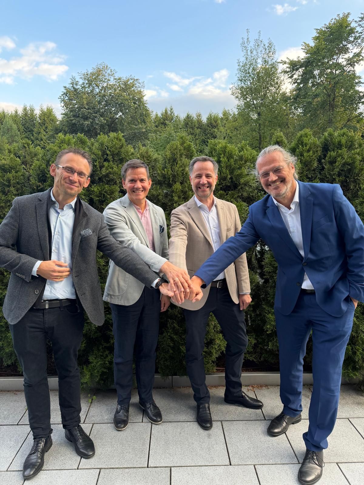Personen im Bild von l.n.r. m.T.:
a.o. Univ. Prof. Dr. Thomas Melchardt (Uniklinikum Salzburg), OA Dr. Christoph Kamhuber und Prim. Dr. Georg Pall (Kardinal Schwarzenberg Klinikum), a.o. Univ. Prof. Dr. Dr. Alexander Egle (Uniklinikum Salzburg)
