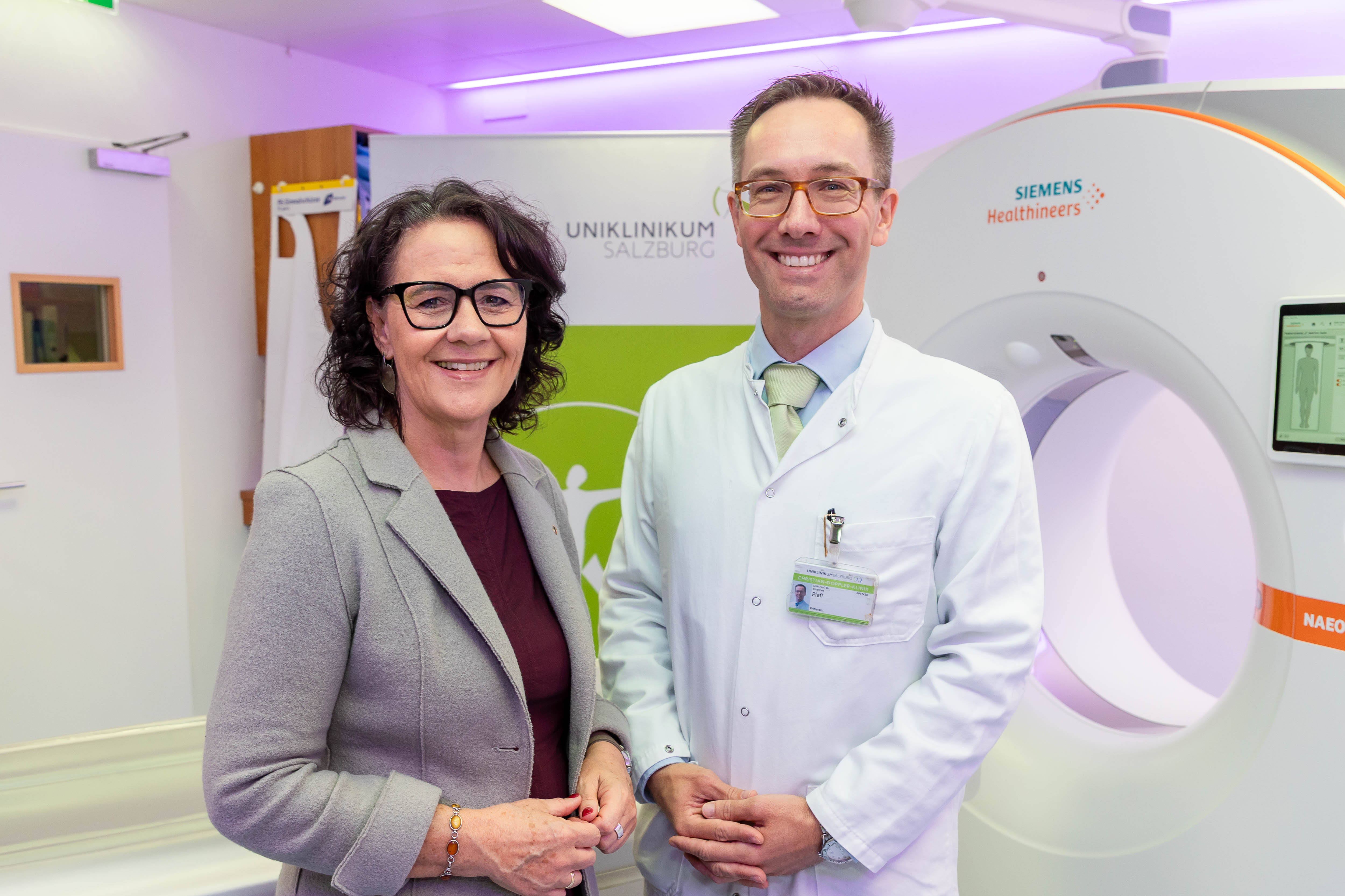 Inbetriebnahme des neuen Photon-Counting-CTs im Universitätsinstitut für Neuroradiologie.
Landesrätin Mag. Daniela Gutschi mit dem Vorstand des Universitätsinstituts für Neuroradiologie Univ. Prof. Dr. Johannes Pfaff