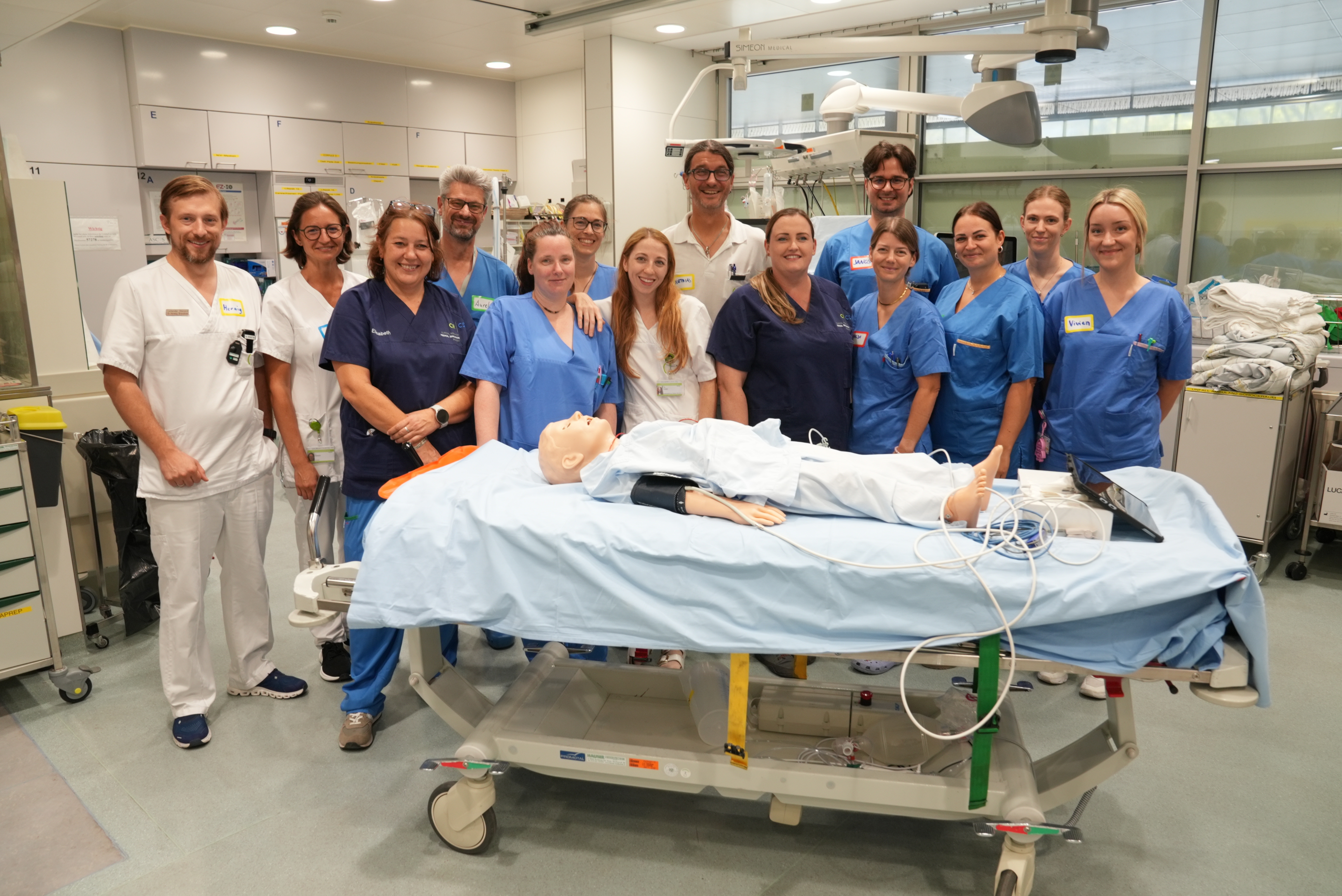 Das interdisziplinäre Team unter der Leitung von Oberarzt Dr. Matthias Schaffert beim Schockraumtraining der Universitätsklinik für Kinder- und Jugendchirurgie in der Zentralen Notaufnahme