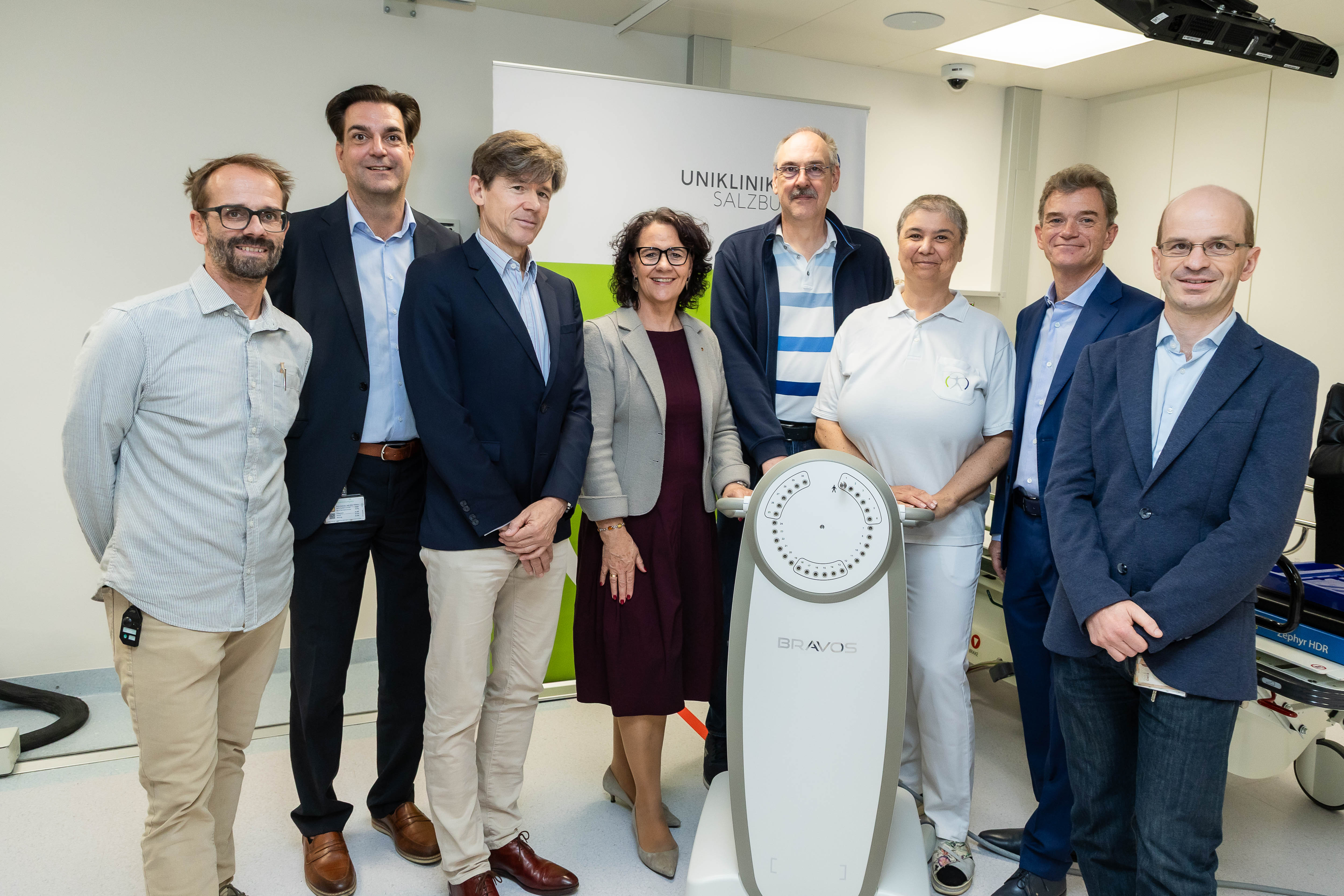 V. li.: Dipl.-Ing. Dr. Christoph Gaisberger, Abteilungsleiter Medizinphysik; Mag. Georg Mendler, MBA MSc MTD, Wirtschaftsdirektion; Prim. Univ.-Prof. Dr. Christian Pirich, Ärztlicher Direktor; Mag. Dabiela Gutschi, Landesrätin; Prof. Dr. Andre Ewers, BScN MScN, Pflegedirektion; Dipl.-Ing. Ingrid Ziegler, UK für Radiotherapie und Radio-Onkologie; Prim. Univ.-Prof. Dr. Falk Röder, UK für Radiotherapie und Radio-Onkologie; Dipl.-Ing. (FH) Erich Heilmann, Projektleiter MIT