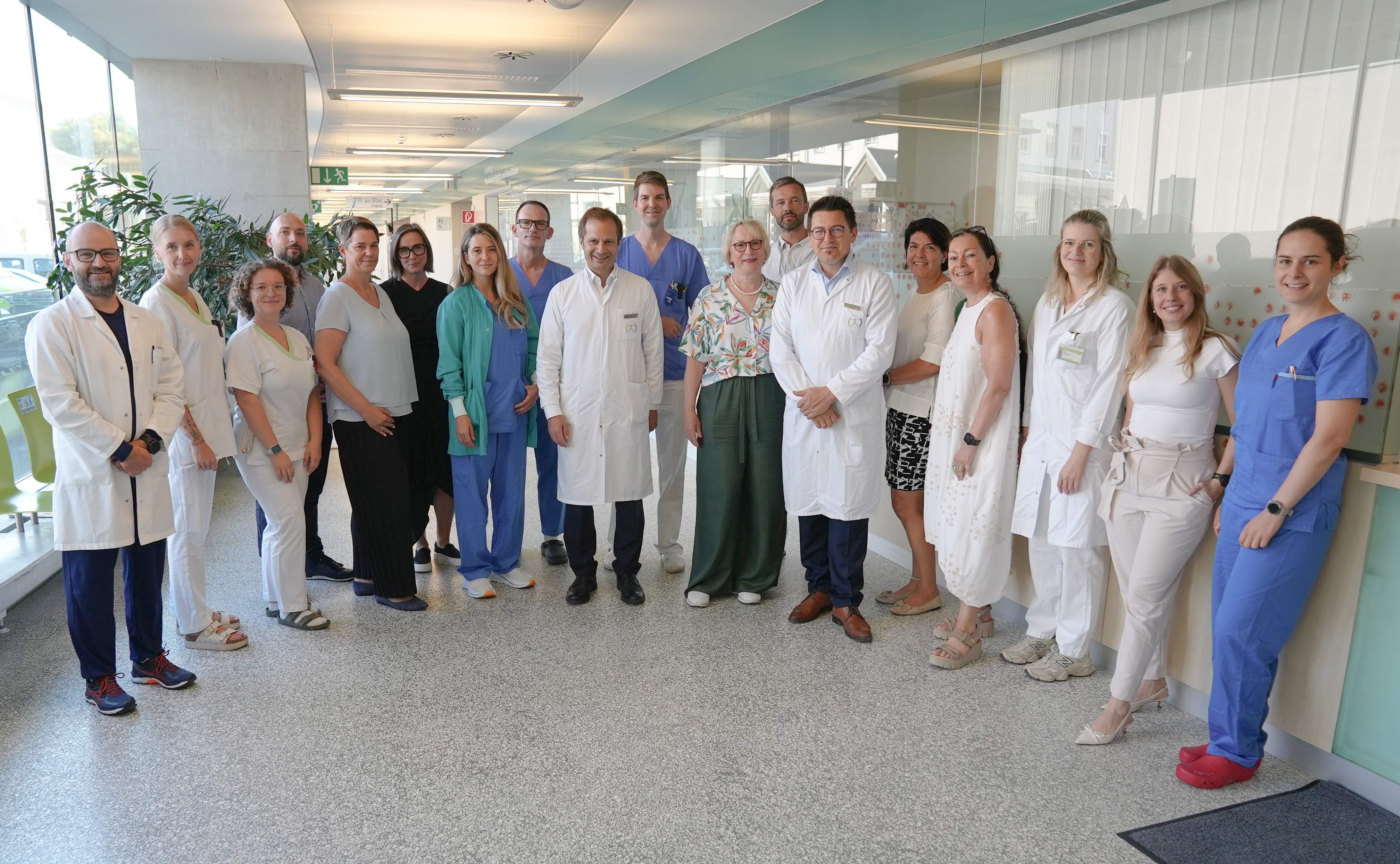 Unter der Leitung des Vorstands der Universitätsklinik für Chirurgie, Univ.-Prof. Dr. Klaus Emmanuel, waren zahlreiche Expertinnen und Experten am Zertifizierungsprozess beteiligt.