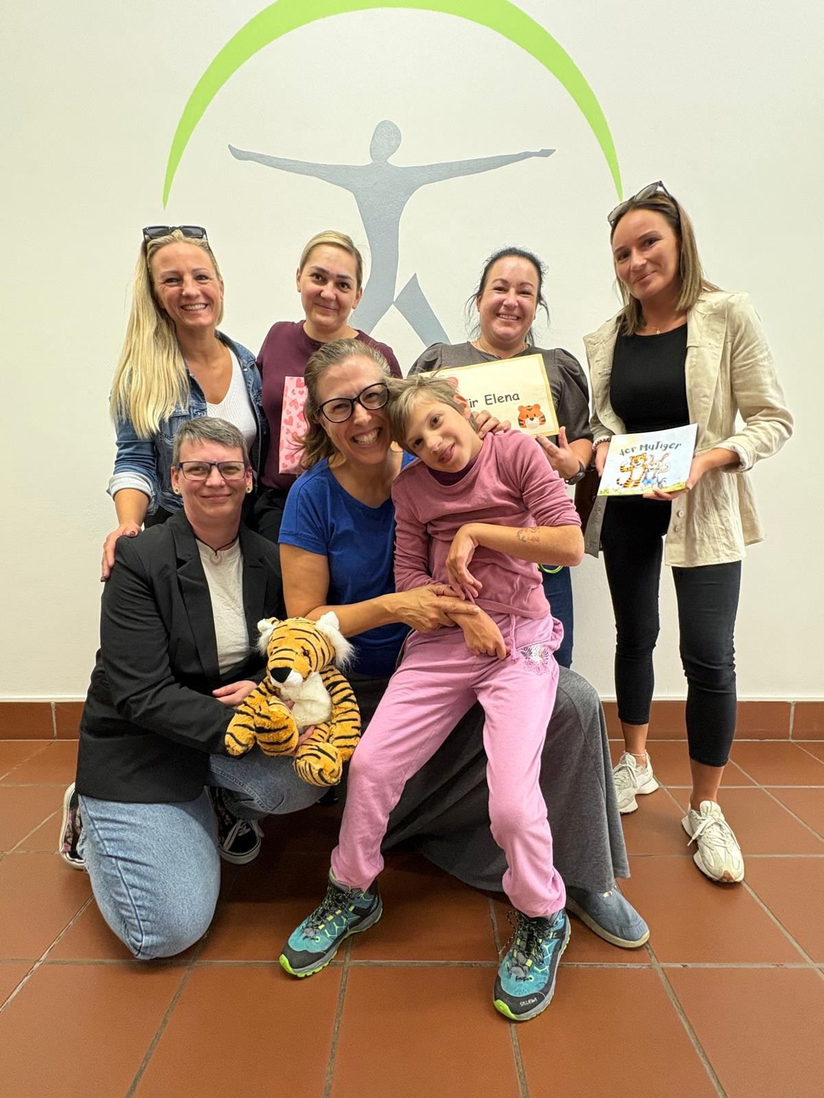Pflegeauszubildende spenden für die kleine Elena.