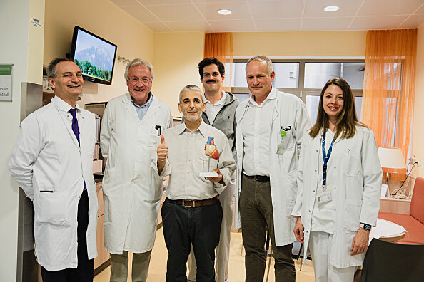v. l.: Professor Richard Greil, Professor Rainald Seitelberger, Niyazi A., Patrick Morre, Christian Dinge, Christina Granitz.