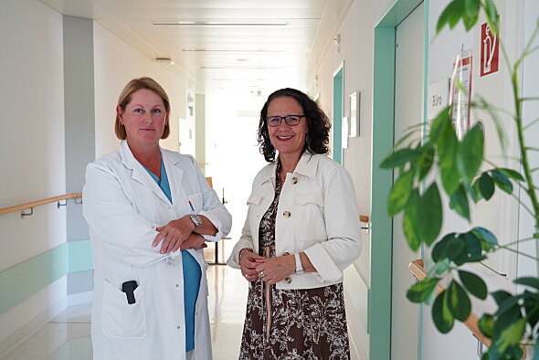 Silvia Reich-Weinberger, Ärztliche Direktorin der Landesklinik Hallein, mit Gesundheits-, Spitals- und Frauenlandesrätin Daniela Gutschi.