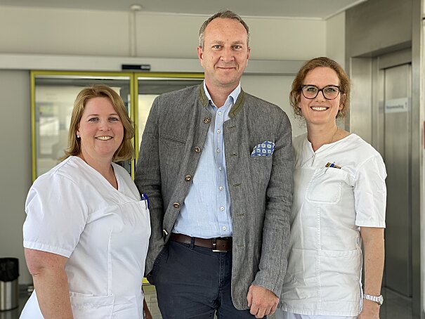 Oberärztin Marion Mayer-Berer, Patient Rainer Probst und Oberärztin Eva-Maria Zimmermann-Balogh.