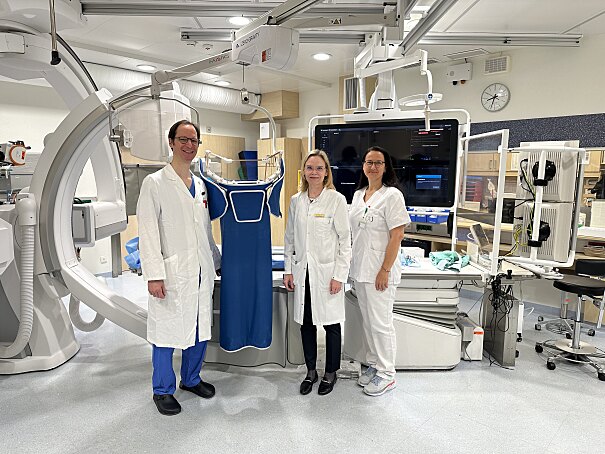 Dozent Mathias-Christoph Brandt, Professorin Uta Hoppe und Oberärztin Erika Prinz mit dem "Zero Gravitiy"-System im Herzkatheter-Labor.