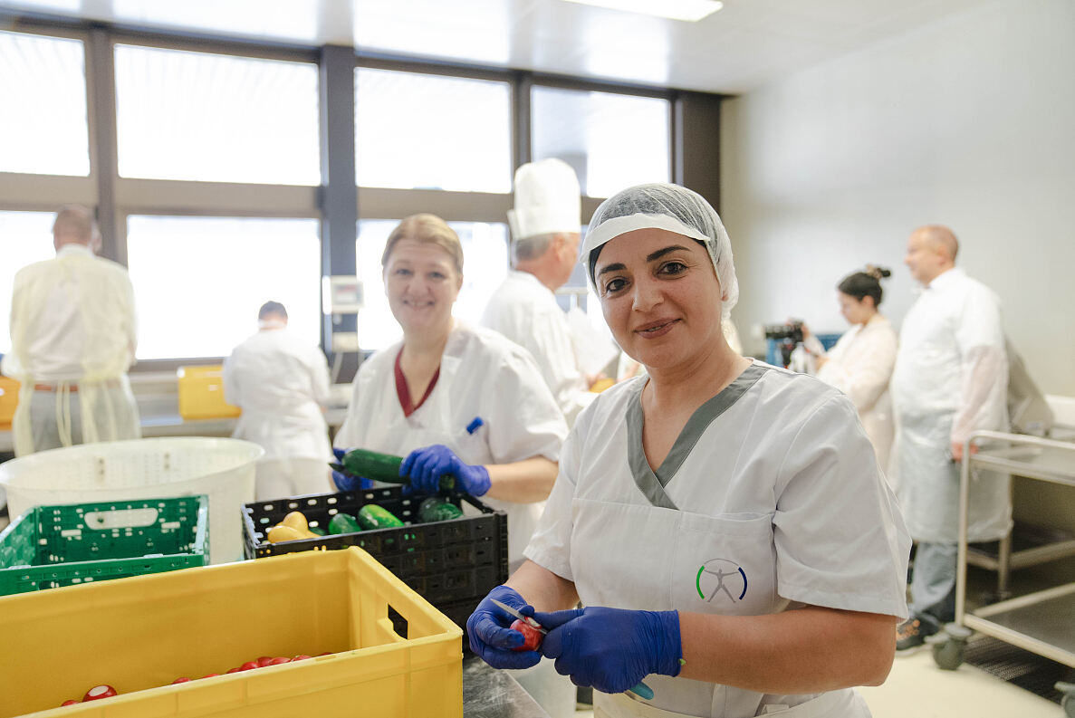 Landesrätin Gutschi auf Besuch in unserer Küche am Uniklinikum Campus LKH.