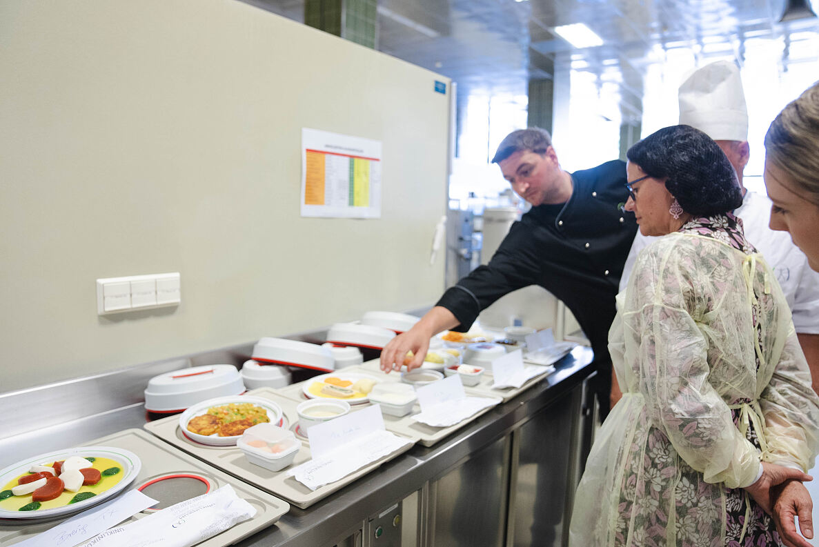 Landesrätin Gutschi auf Besuch in unserer Küche am Uniklinikum Campus LKH.