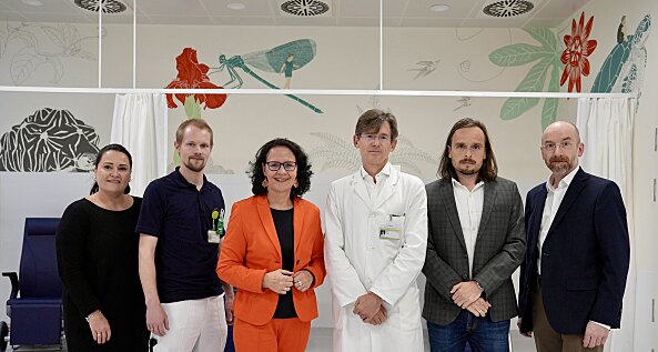 von links: Geschäftsführerin Silvia Lechner, Radiologietechnologe Lukas Hehenwarter, Landesrätin Daniela Gutschi, Prof. Christian Pirich, Projektleiter Emanuel Dax, Geschäftsführer Thomas Gamsjäger