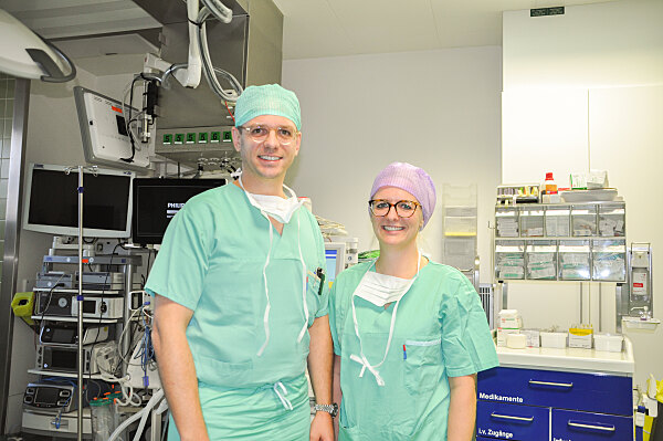 Oberarzt Maximilian Horetzky führte die erste Ballondilatation einer Harnröhre am Uniklinikum Salzburg durch. OP-Pflegerin Manuela Macheiner assistierte.