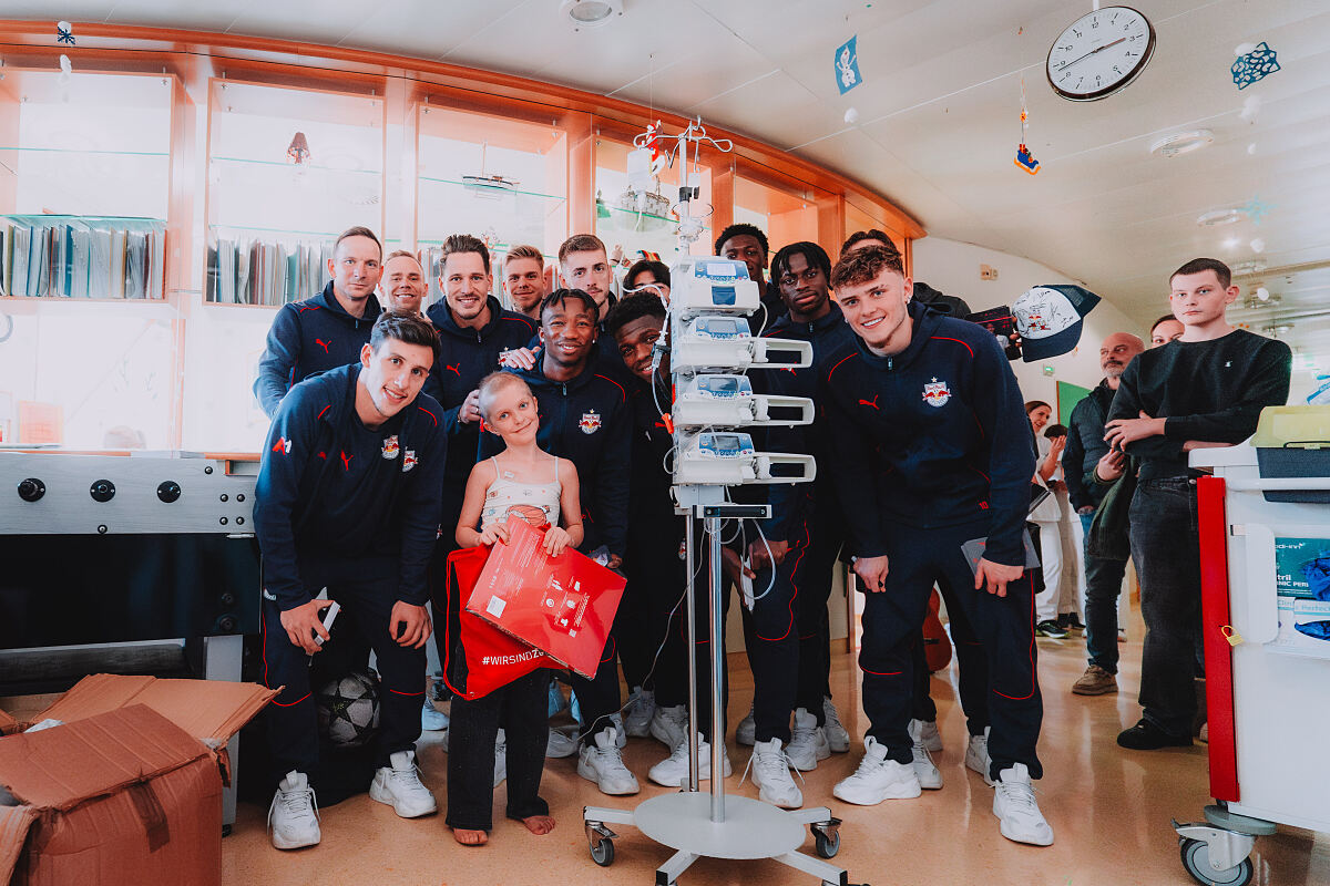 Red Bull-Fußballer auf Weihnachtsbesuch im Kinderspital