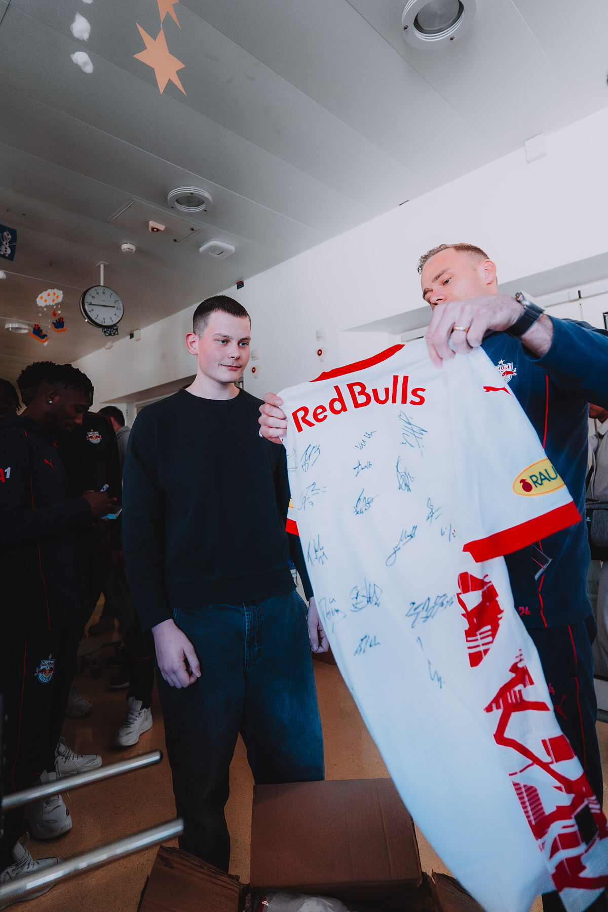 Red Bull-Fußballer auf Weihnachtsbesuch im Kinderspital