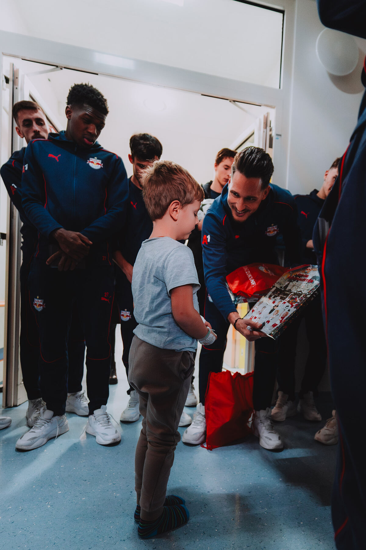 Red Bull-Fußballer auf Weihnachtsbesuch im Kinderspital