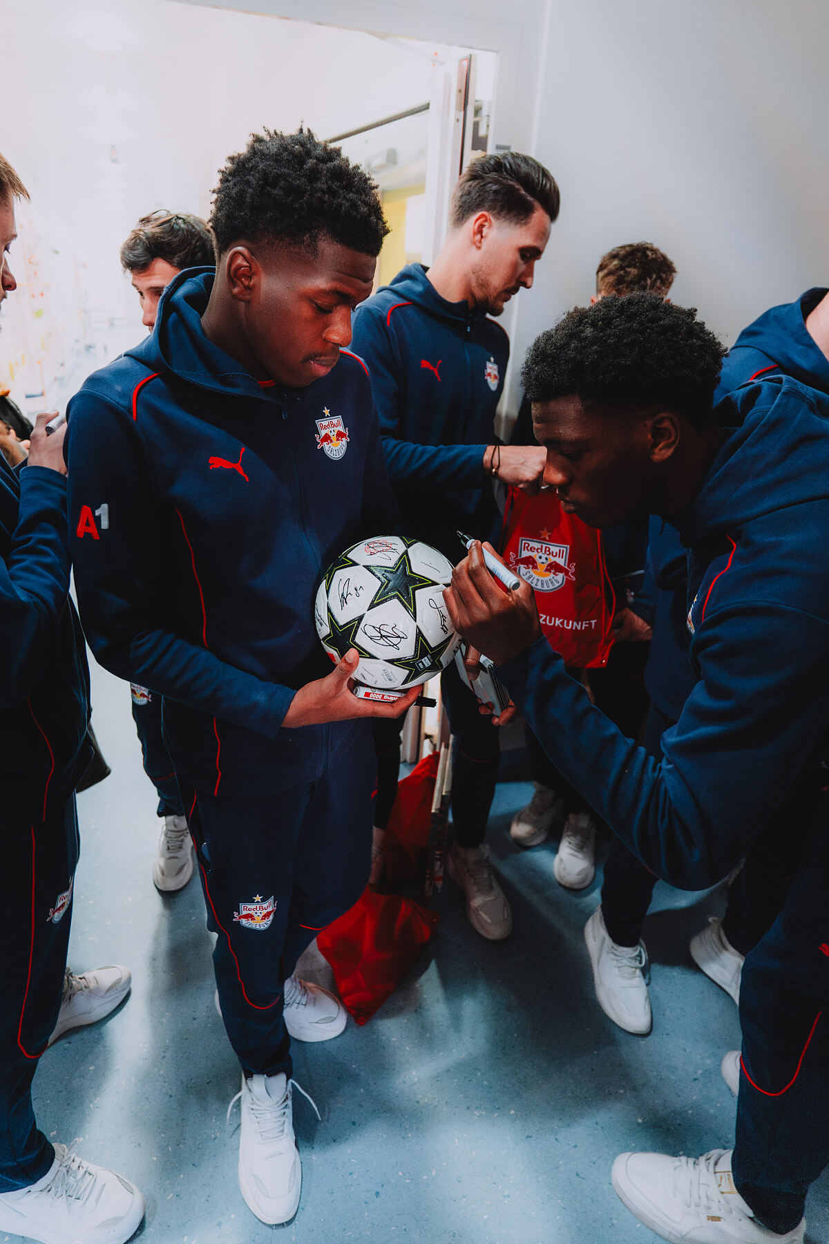 Red Bull-Fußballer auf Weihnachtsbesuch im Kinderspital