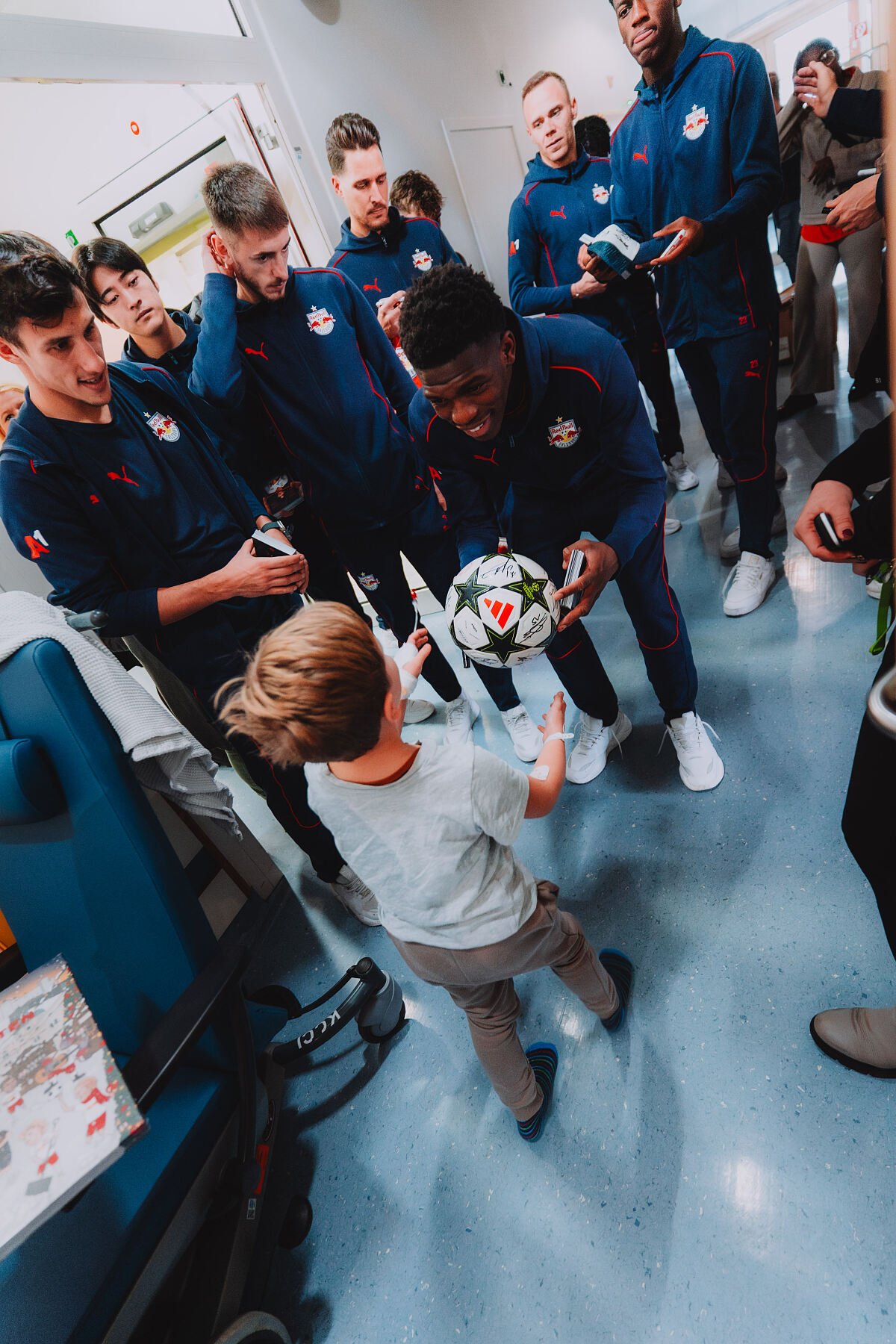 Red Bull-Fußballer auf Weihnachtsbesuch im Kinderspital