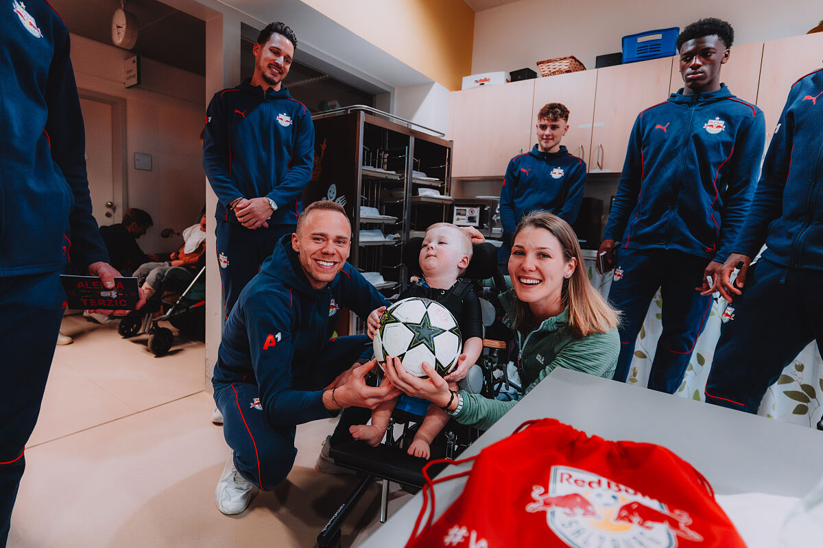 Red Bull-Fußballer auf Weihnachtsbesuch im Kinderspital