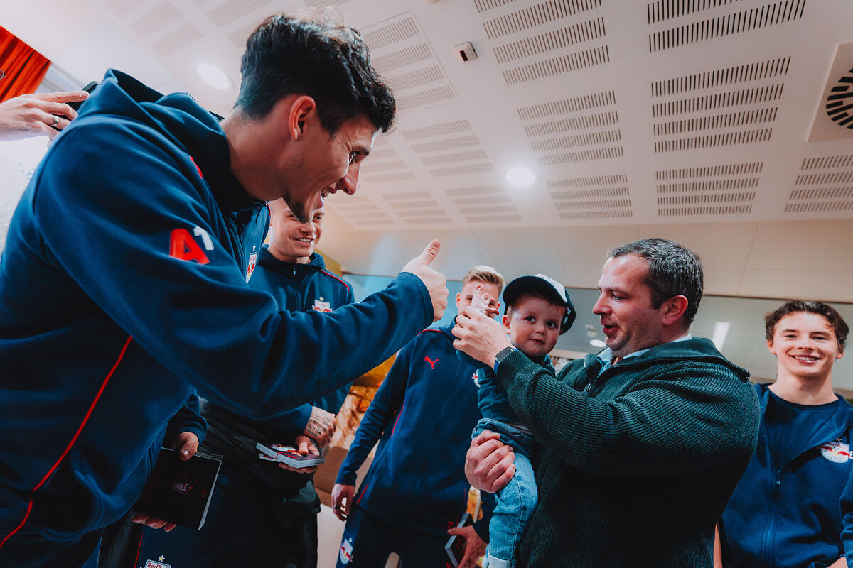 Red Bull-Fußballer auf Weihnachtsbesuch im Kinderspital