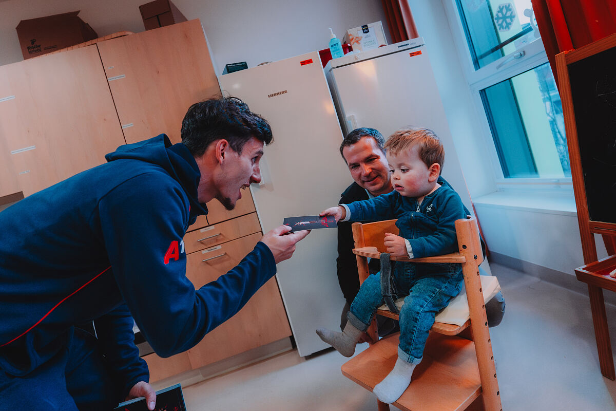 Red Bull-Fußballer auf Weihnachtsbesuch im Kinderspital