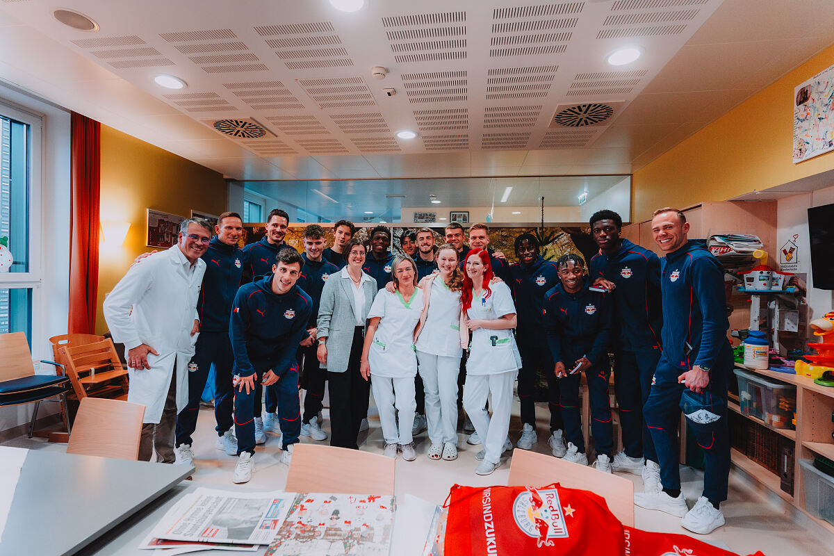 Red Bull-Fußballer auf Weihnachtsbesuch im Kinderspital