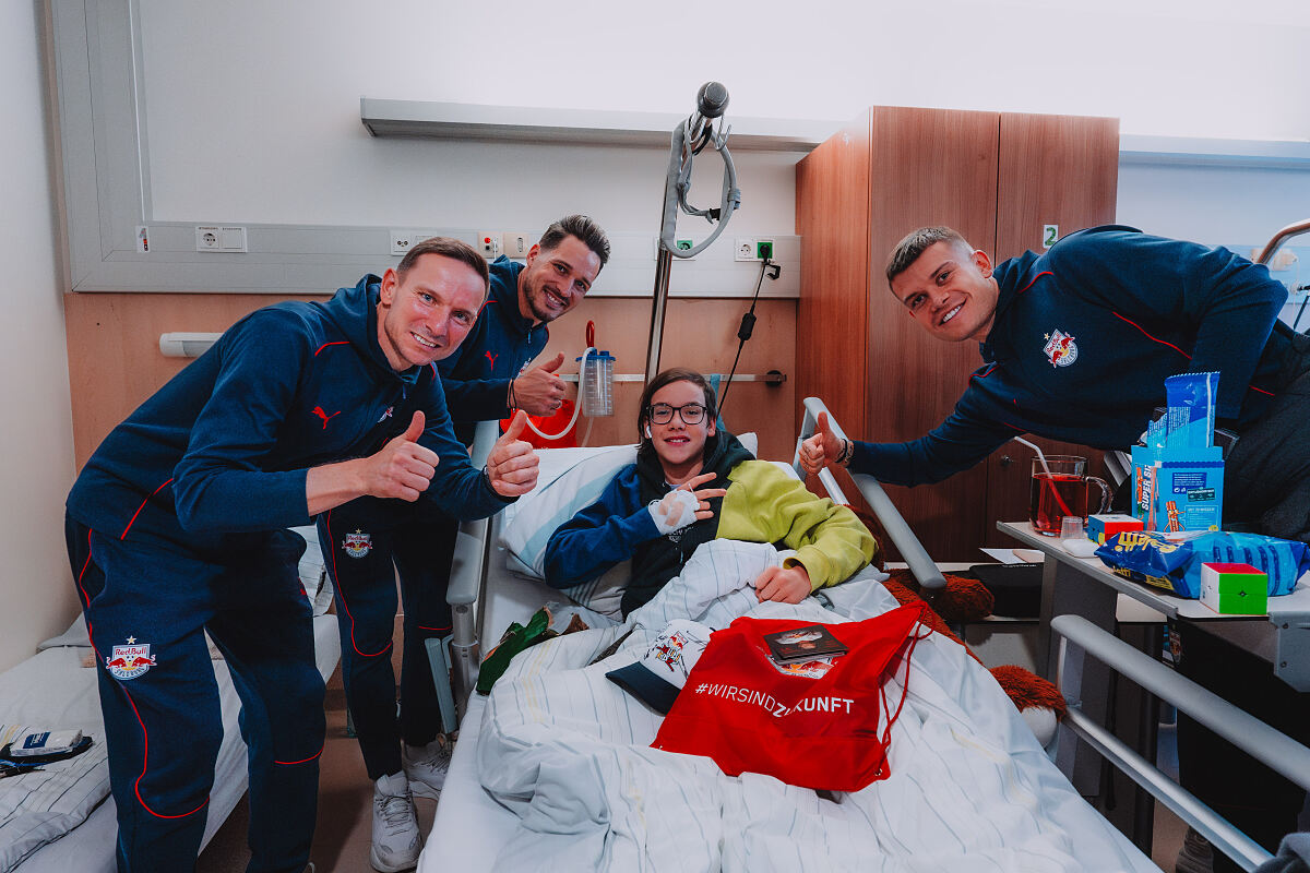 Red Bull-Fußballer auf Weihnachtsbesuch im Kinderspital