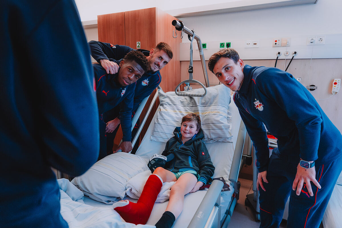 Red Bull-Fußballer auf Weihnachtsbesuch im Kinderspital