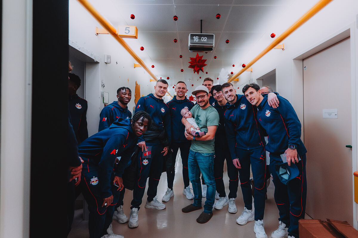 Red Bull-Fußballer auf Weihnachtsbesuch im Kinderspital