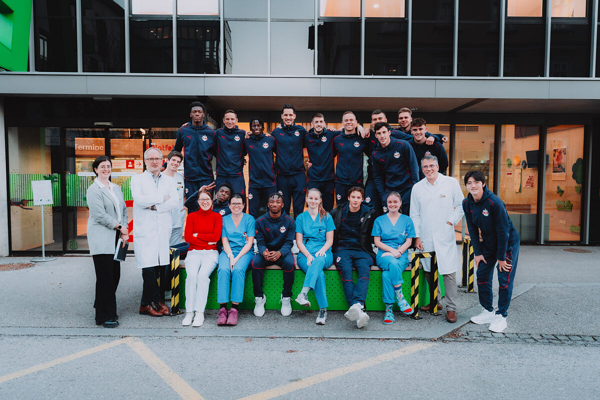 Red Bull-Fußballer auf Weihnachtsbesuch im Kinderspital