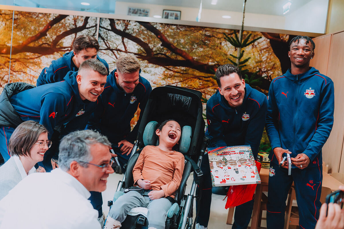 Red Bull-Fußballer auf Weihnachtsbesuch im Kinderspital