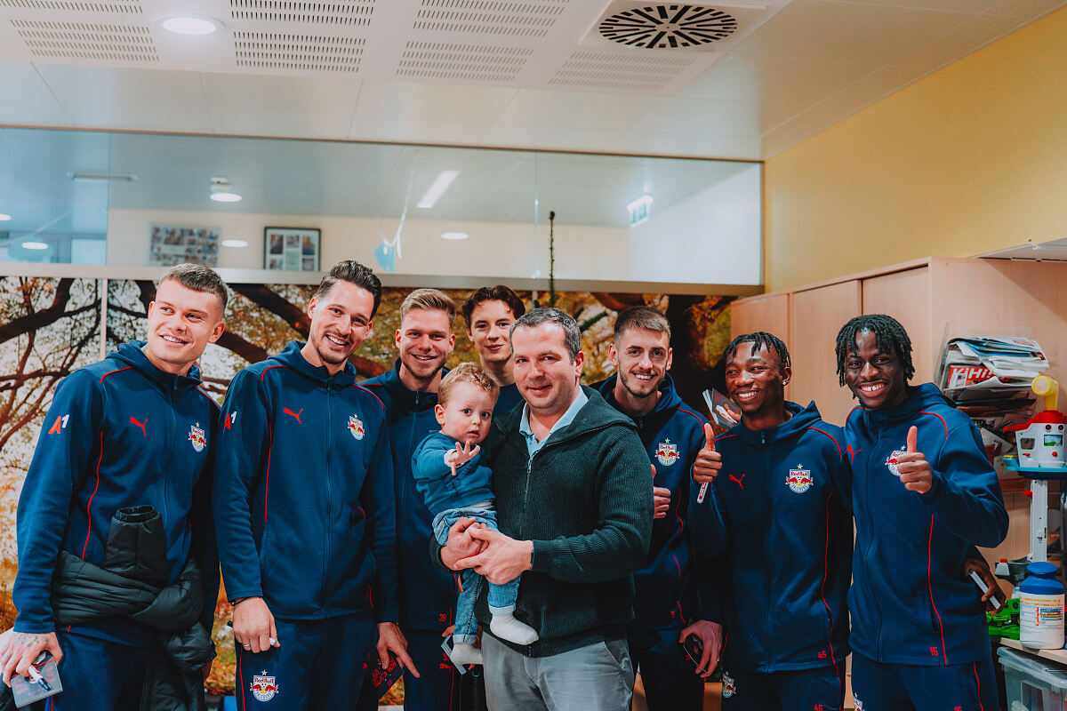 Red Bull-Fußballer auf Weihnachtsbesuch im Kinderspital