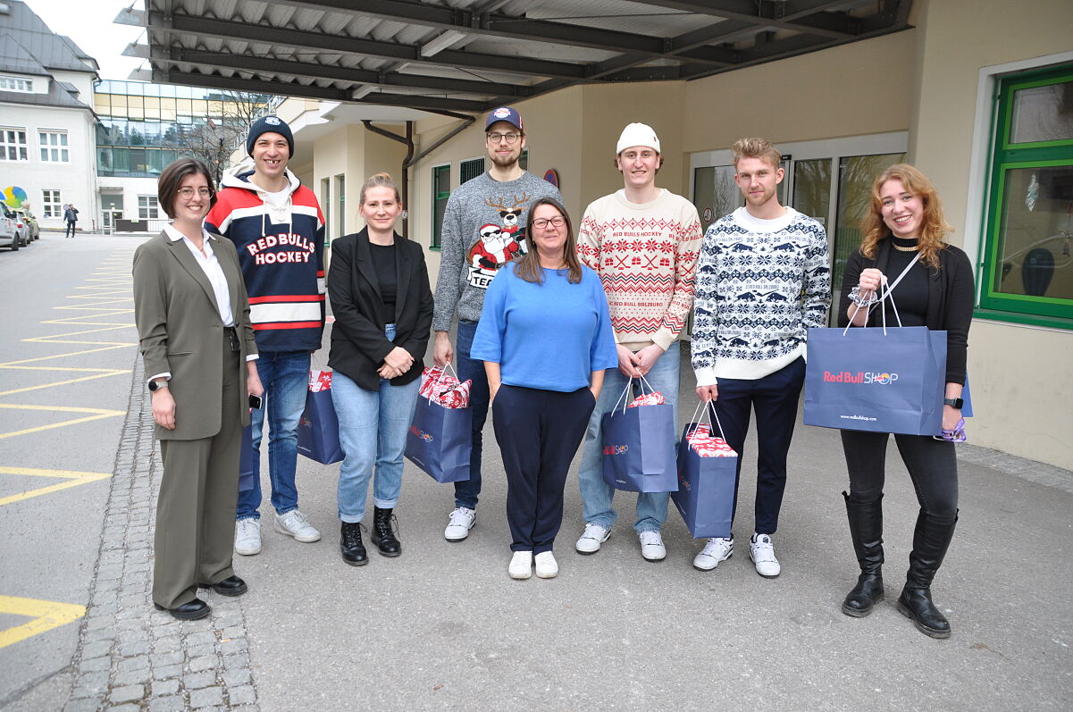 Red Bull-Eishockeystars auf Christkindltour durch das Kinderzentrum