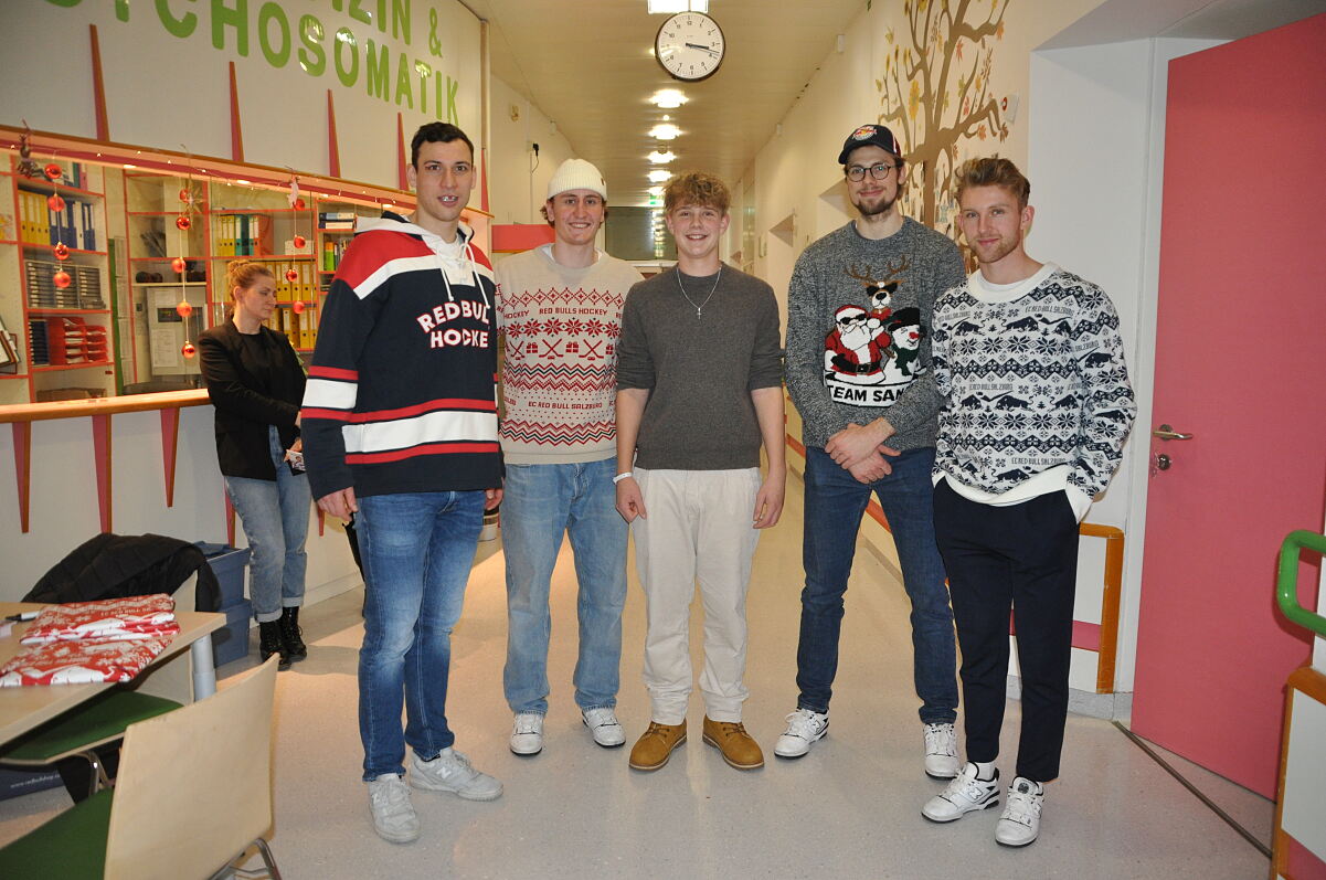 Red Bull-Eishockeystars auf Christkindltour durch das Kinderzentrum