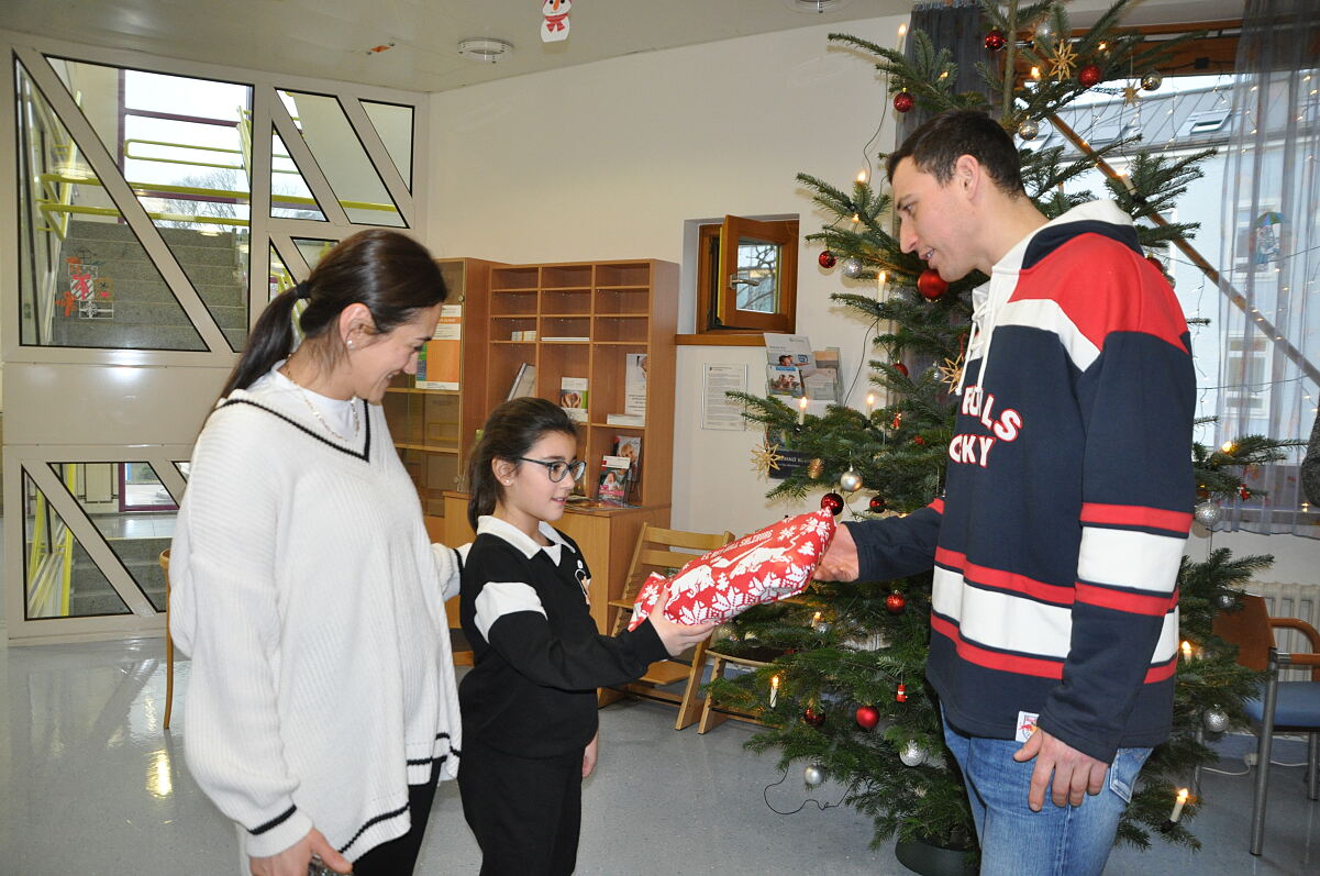 Red Bull-Eishockeystars auf Christkindltour durch das Kinderzentrum