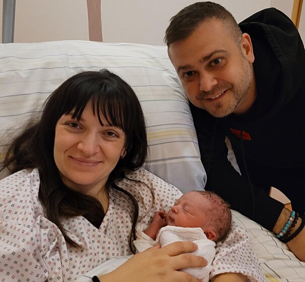 Mama Dejana und Papa Stefan Djurasinovic mit ihrem Neujahrsbaby Nikolaj.
